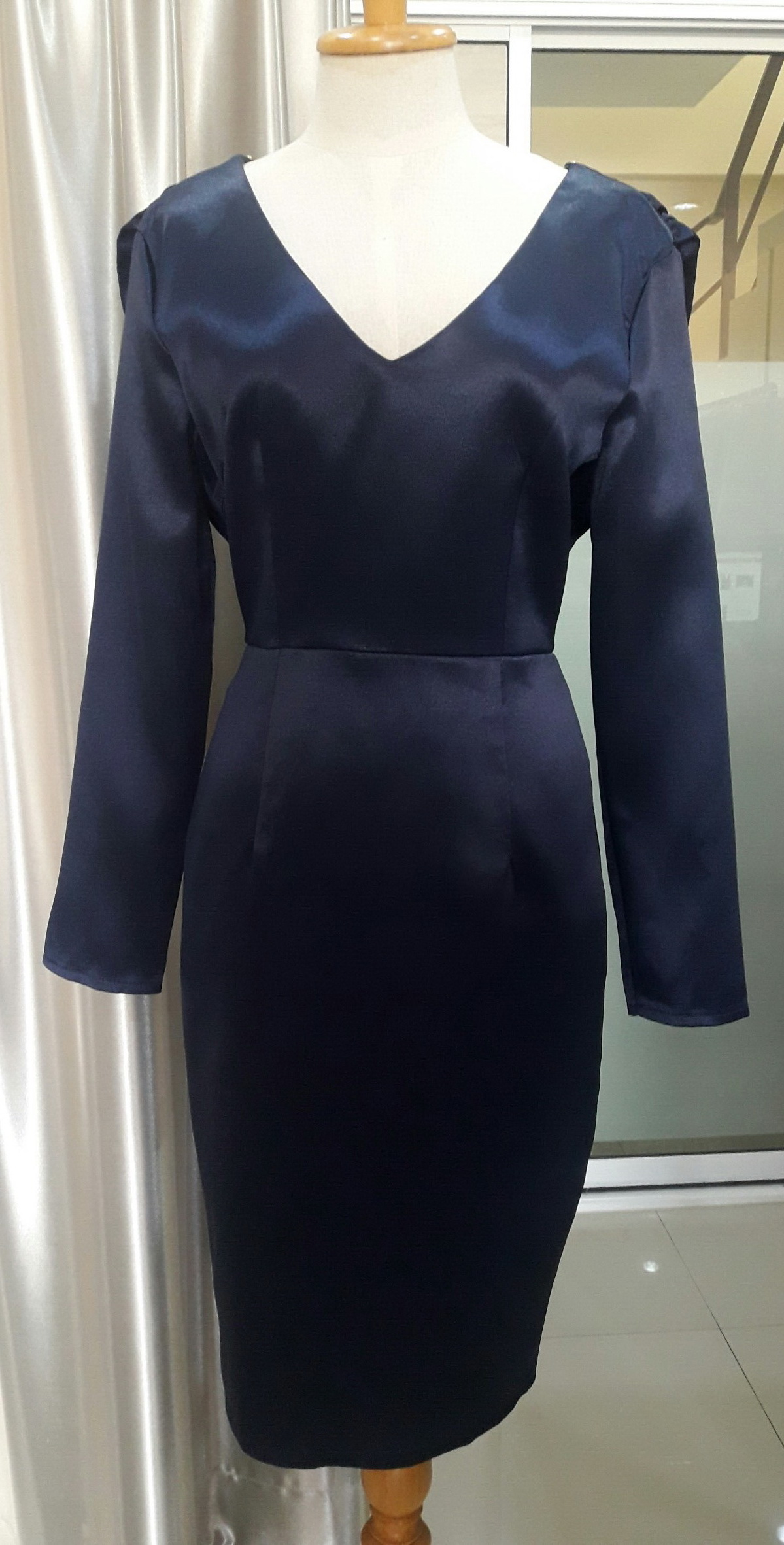 ชุดราตรีสั้นสีกรมท่าคอวีเเขนยาวเว้าหลัง (Size : S)