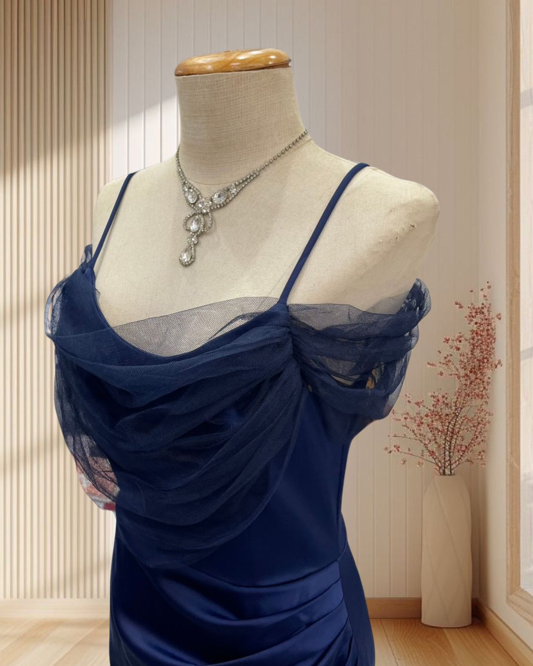 (Pre-Loved) ราตรียาวสีกรม สายเดี๋ยว แต่งแขนผ้ามุ้งเริดๆ ไซส์ L