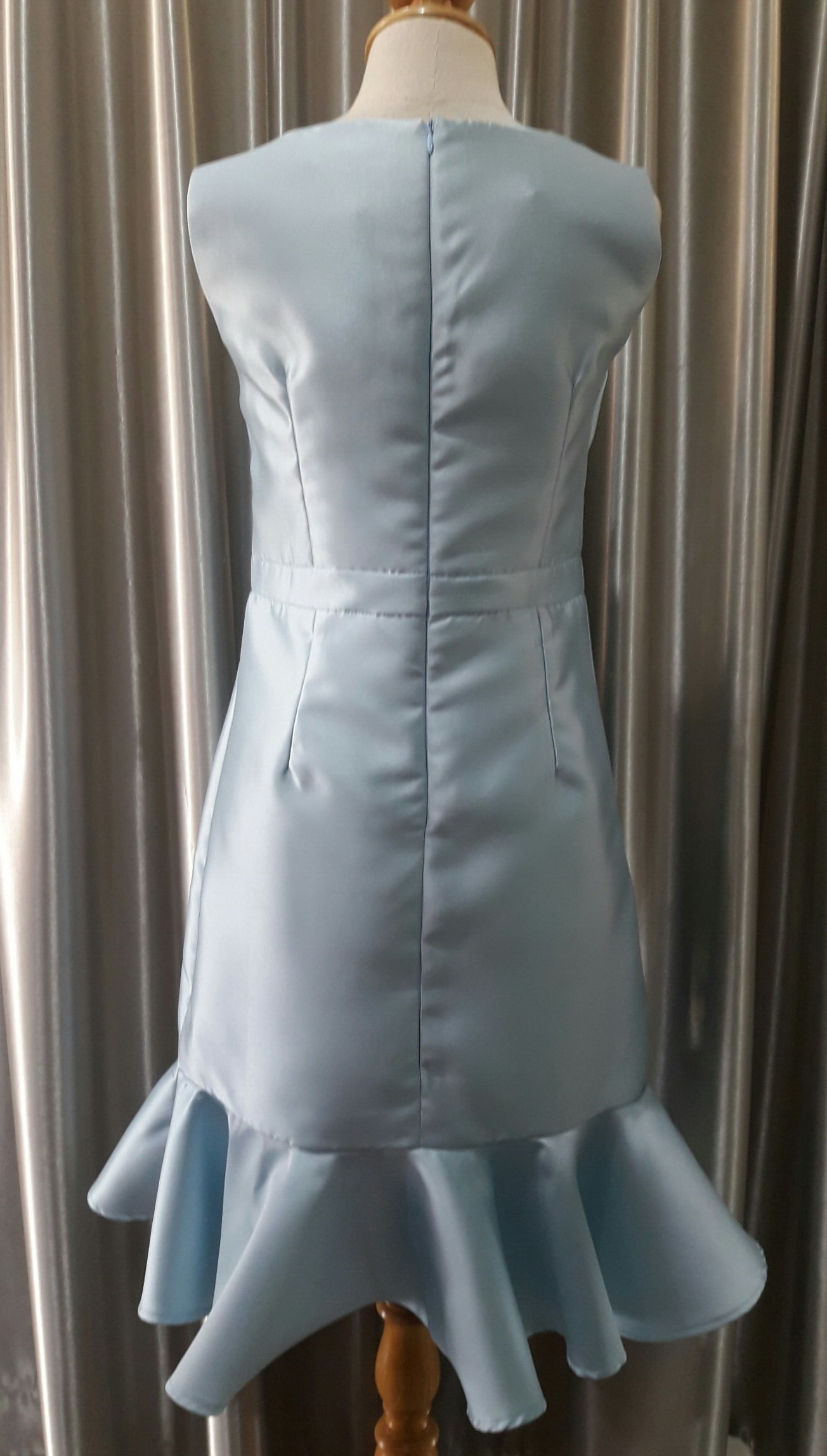 (PRE-LOVED) ชุดราตรีสั้นสีฟ้าชายหางปลาแขนกุดคอวี Size : L