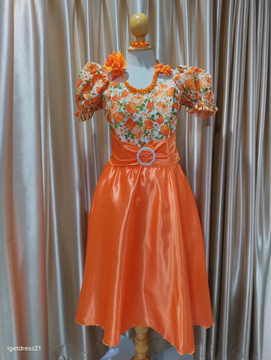 ชุดลายดอกกระโปรงพื้นสีส้ม F