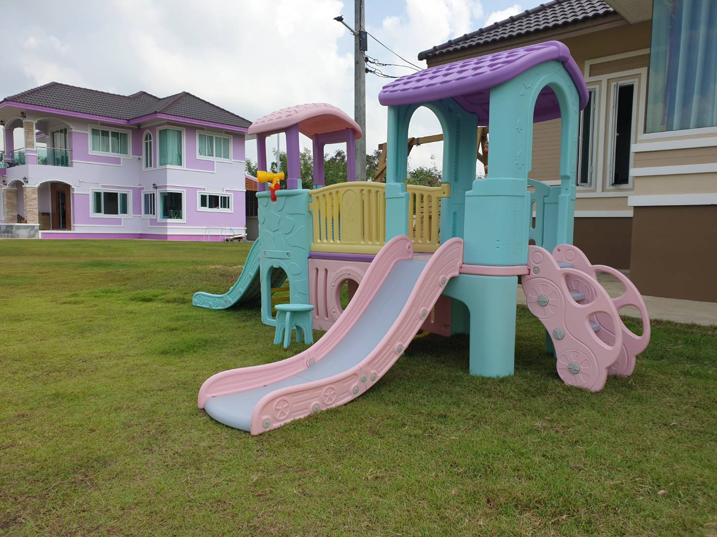 บ้านน้อยสีหวานบันไดรถ บ้านน้อยสองสีพาสเทล