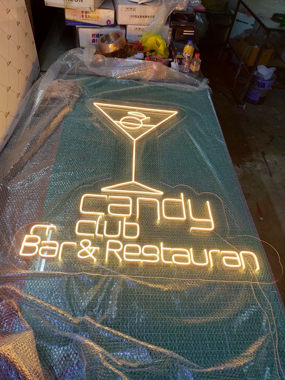 ป้ายไฟนีออน LED อะคริลิคใสรองหลัง