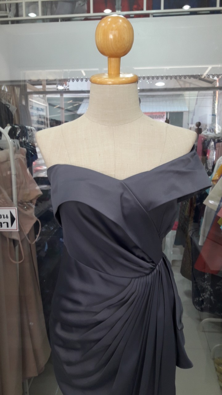 (PRE-LOVED) ยาวเทาเข้มปาดไหล่ (M) มือ2