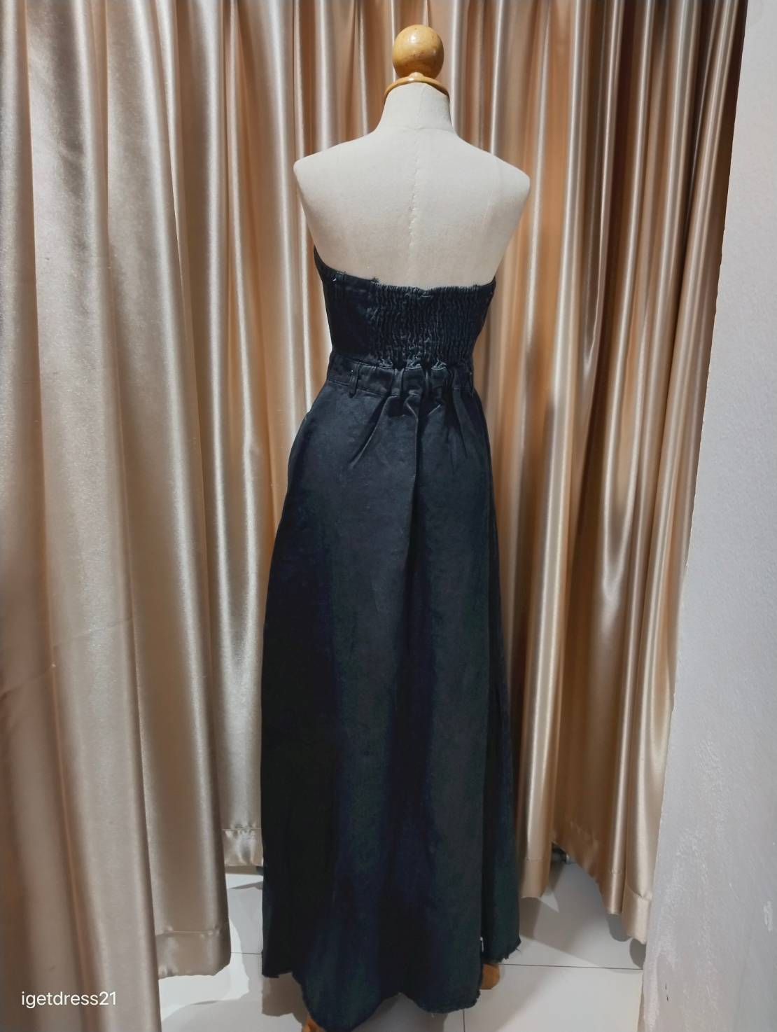 ชุดเดรสเกาะอกกระโปรงยาว สีดำ M