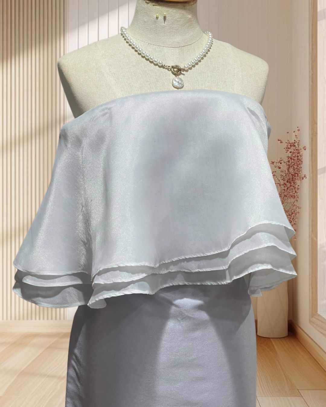 (PRE-LOVED) ชุดราตรีสั้นเกาะอกแต่งผ้าแก้ว 3 ชั้นสีเทา S