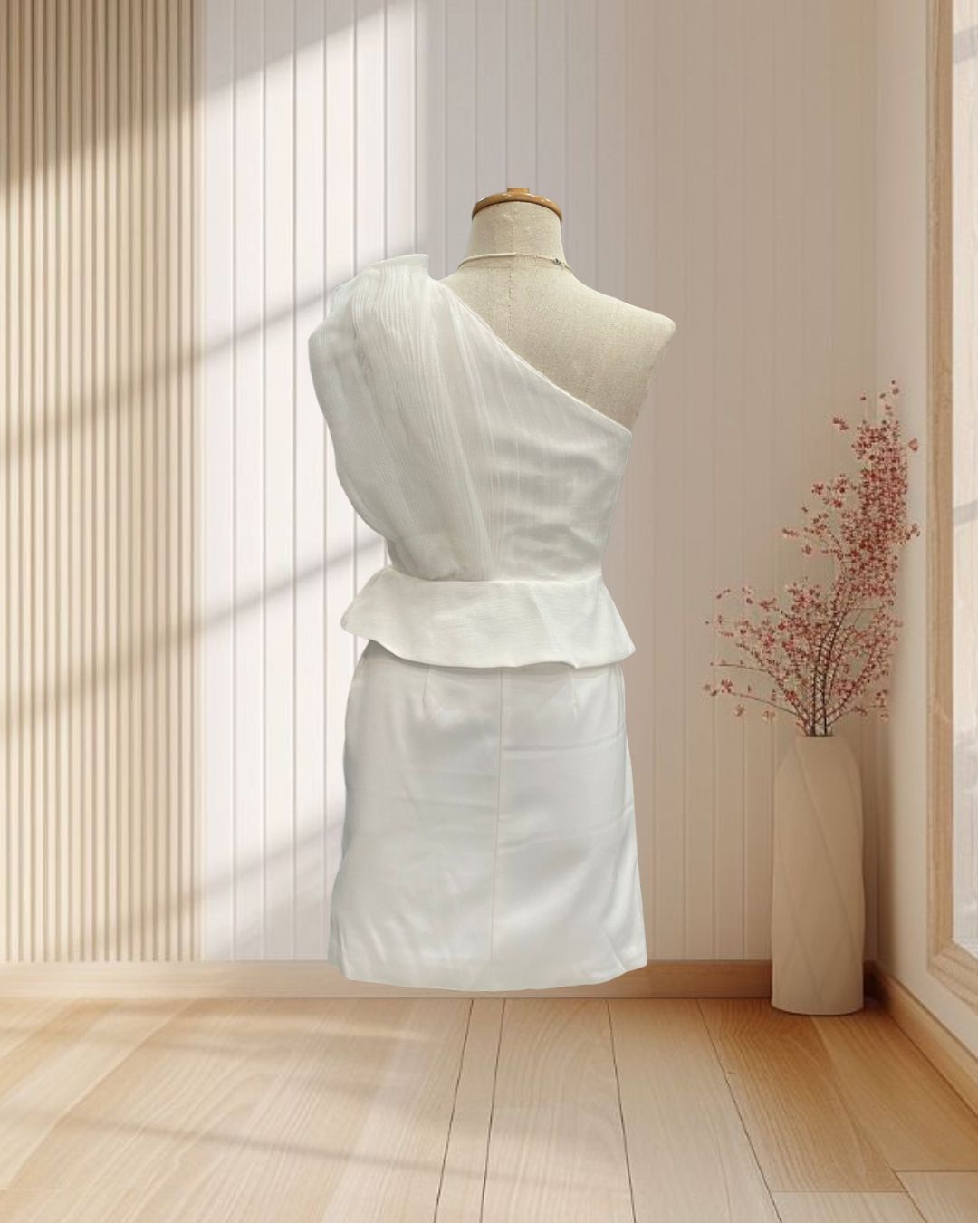 ( PRE-LOVED ) ราตีสั้นสีขาว บ่าเฉียงผ้าฟูก กระโปรงทรงสอบ ไซส์ S