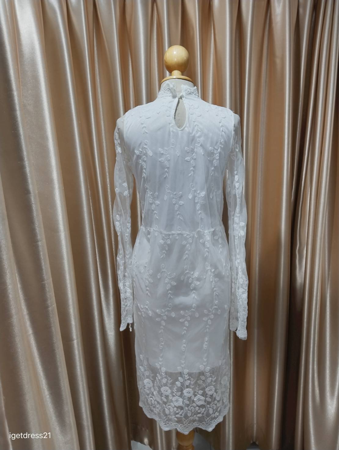 ชุดเดรสลูกไม้แขนยาว สีขาว S