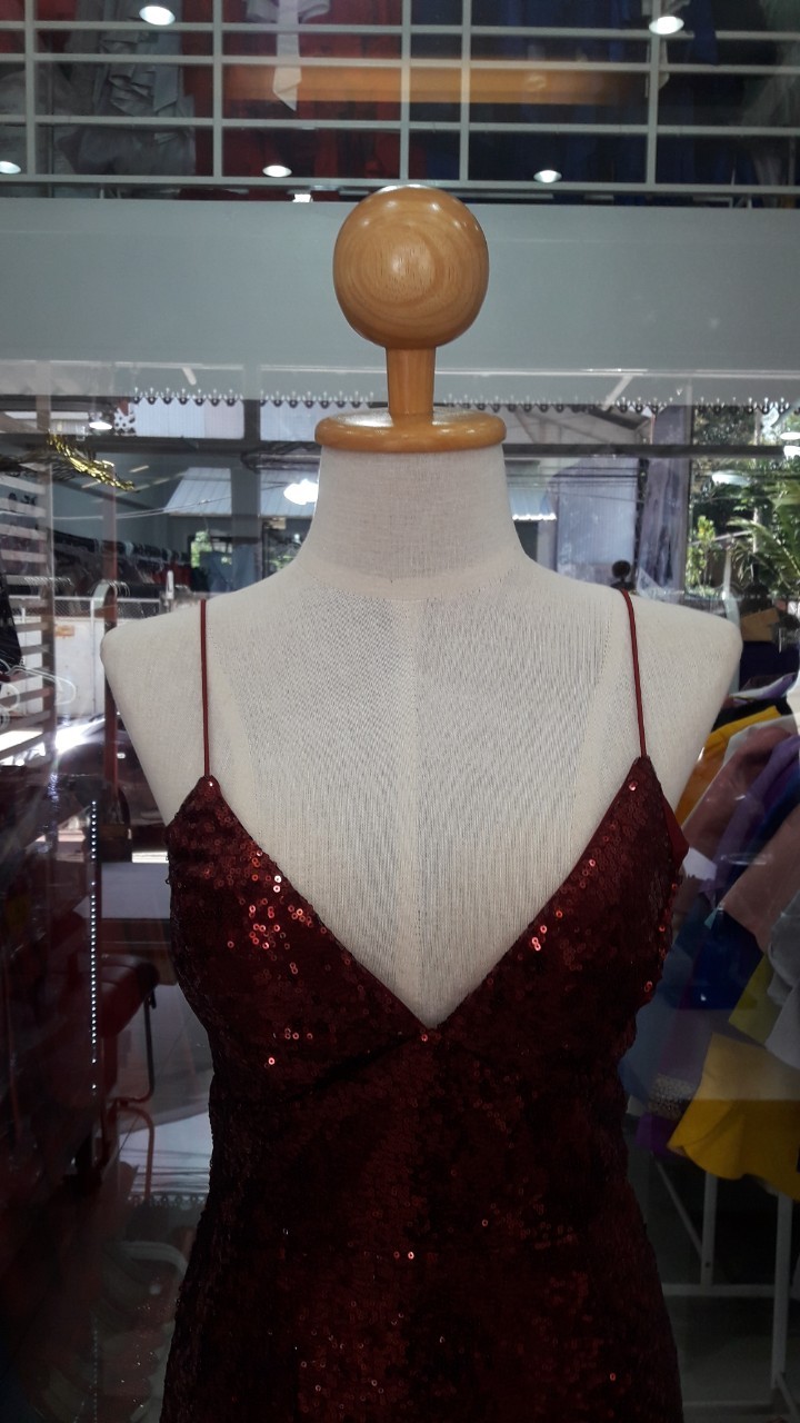 (PRE-LOVED) ยาวแดงสายเดี่ยวเลื่อม (M)