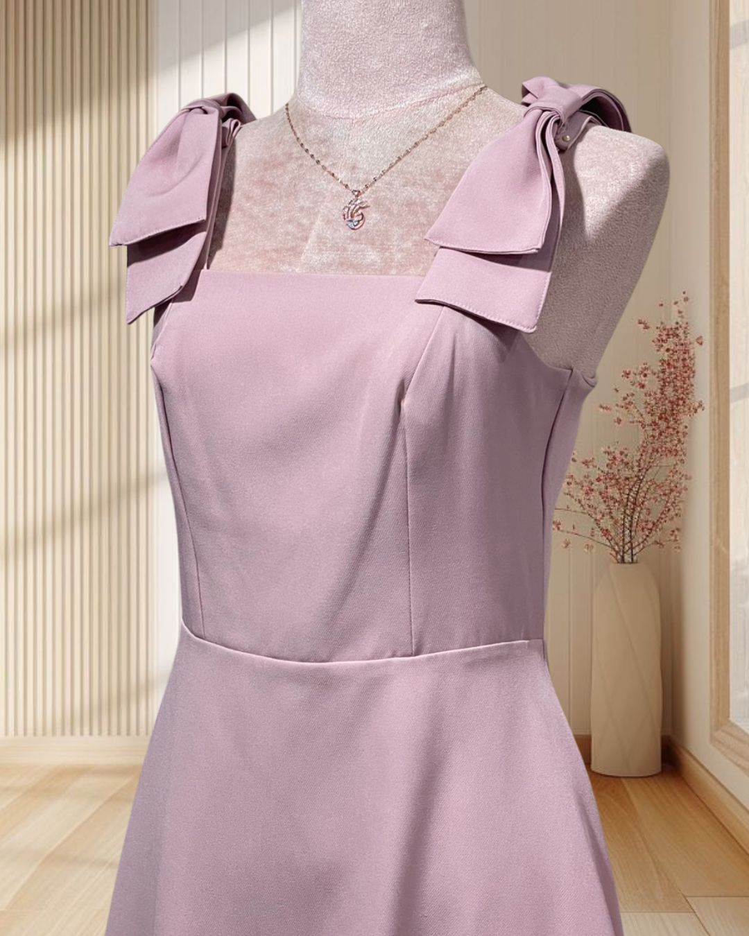 (PRE-LOVED) ราตรีสั้นสีชมพู กระโปรงบาน แต่งโบว์ไหล่ ผ้าโคโค่ ไซส์ M