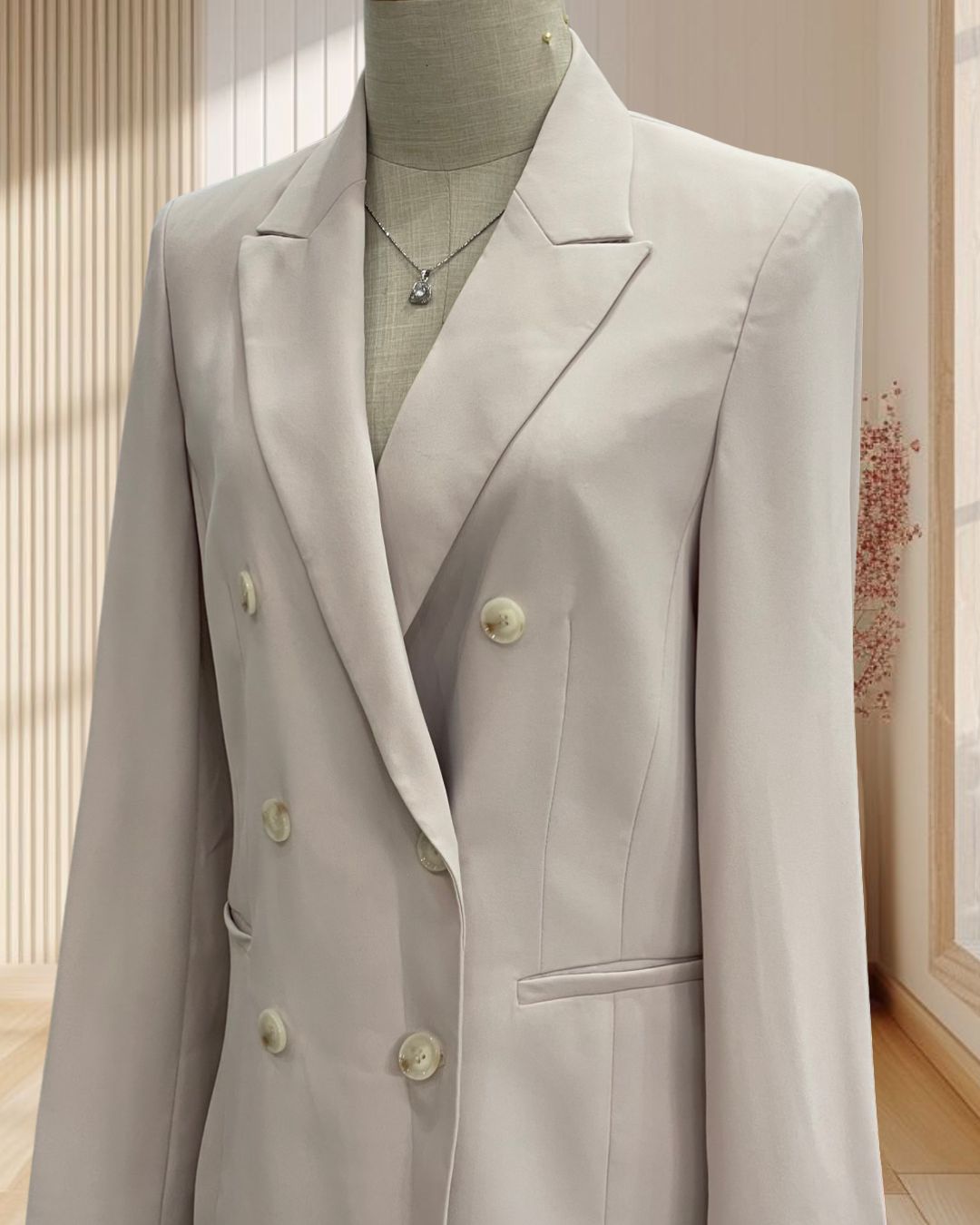 สูทผู้หญิง สีครีม กระดุมคู่ 6 ตัว ไซส์ L