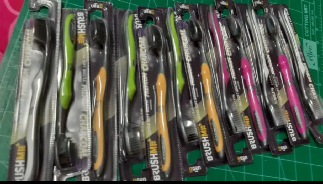 ขายยกโหล แปรงสีฟัน brushme Premium charcoal ราคา 100