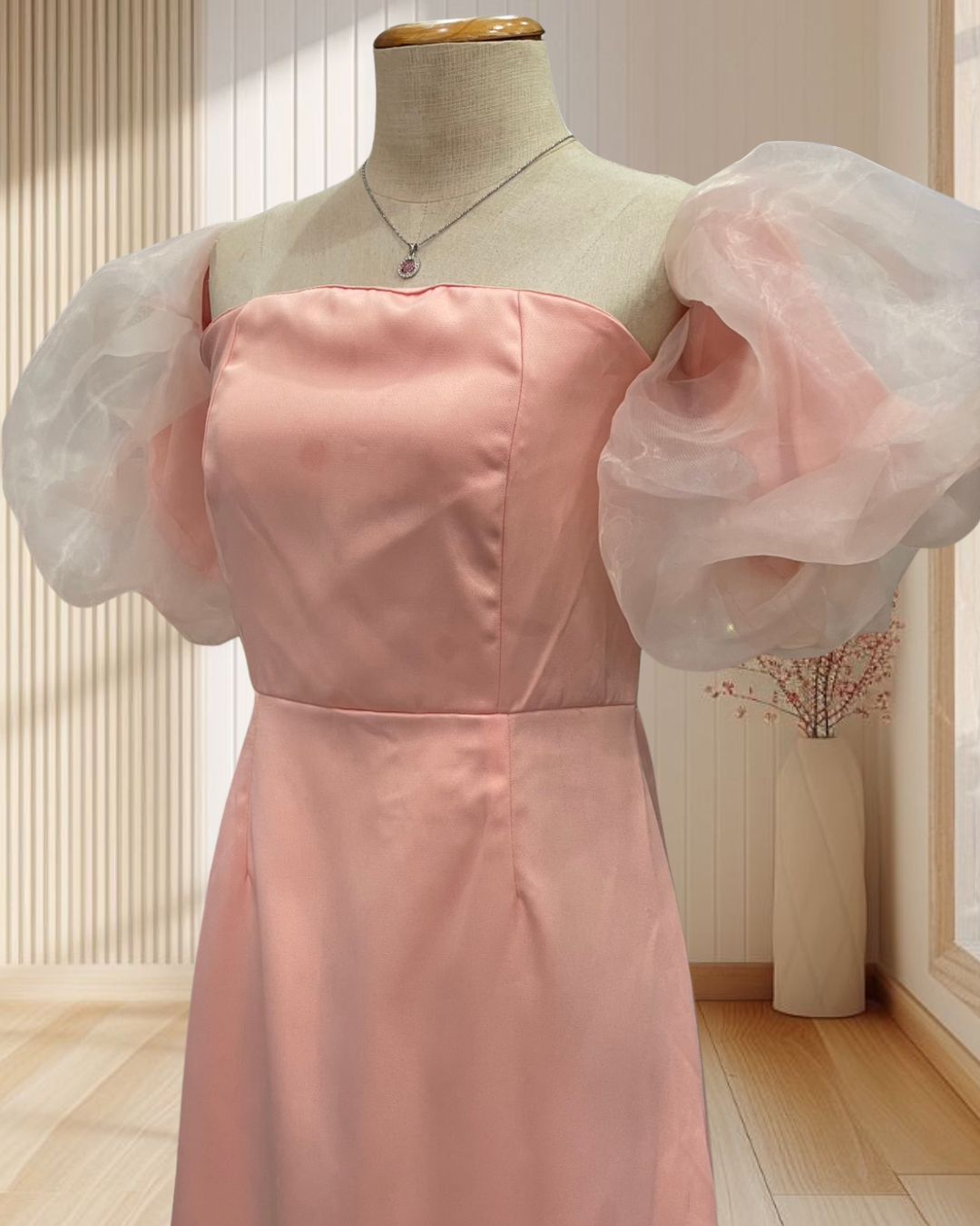 (PRE-LOVED) ราตรีสั้นสีโอรส แต่งแขนตุ๊กตาผ้าแก้วแบบฟูฟ่อง ไซส์ S