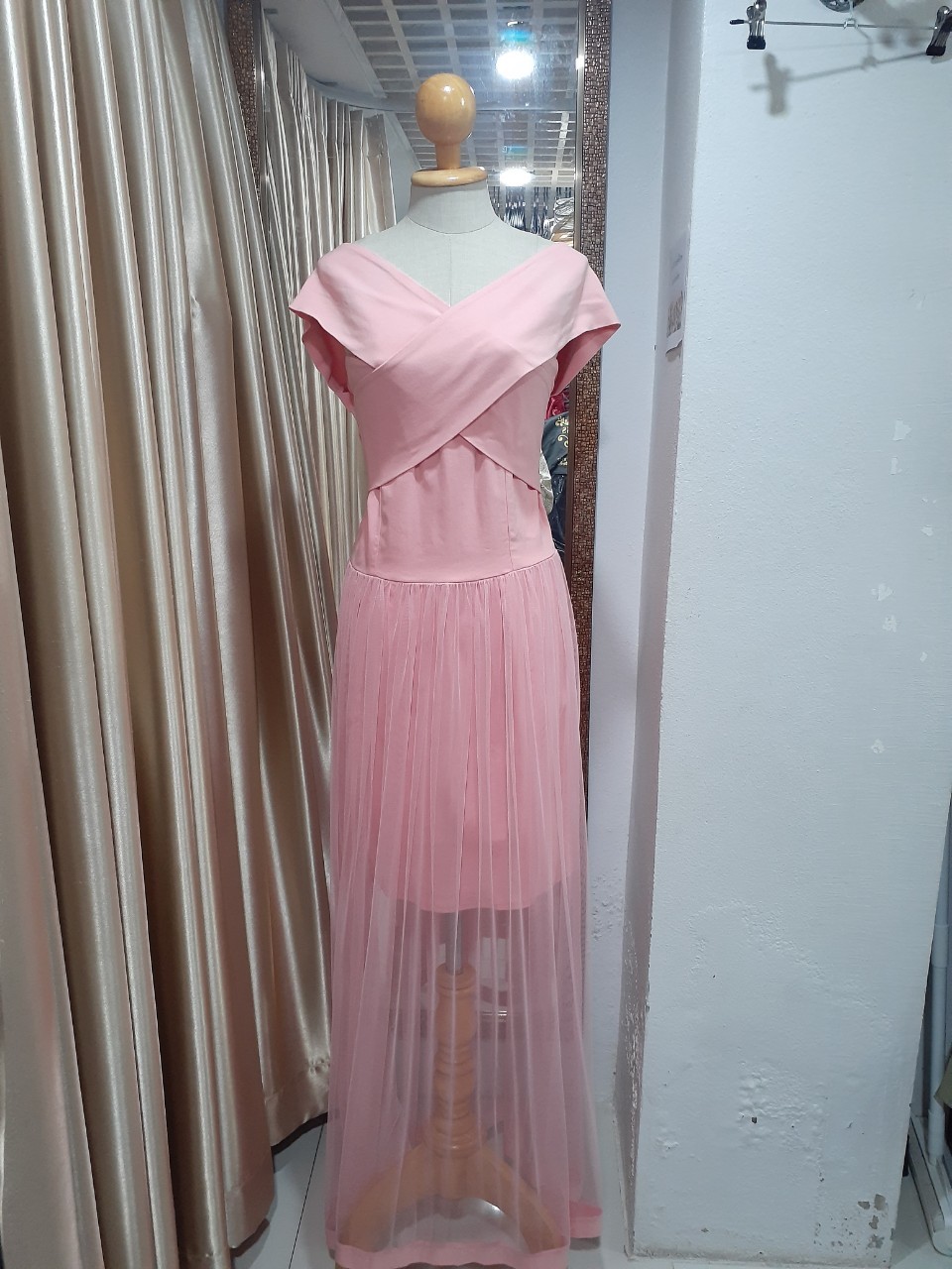 ชุดราตรียาวสีชมพูปาดไหล่กระโปรงสั้นคลุมมุ้งยาว (XL)