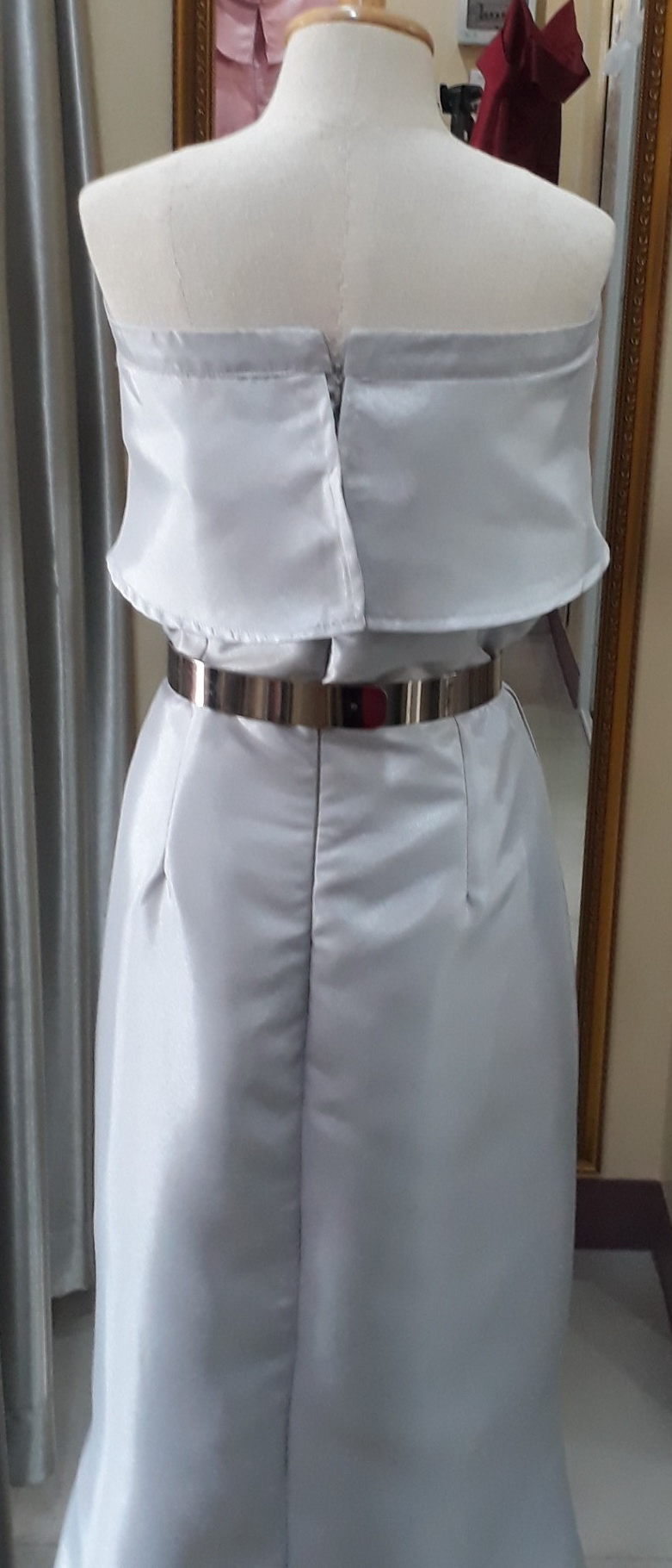 (PRE-LOVED) ชุดราตรียาวสีเทาเปิดไหล่อกระบาย (XL)