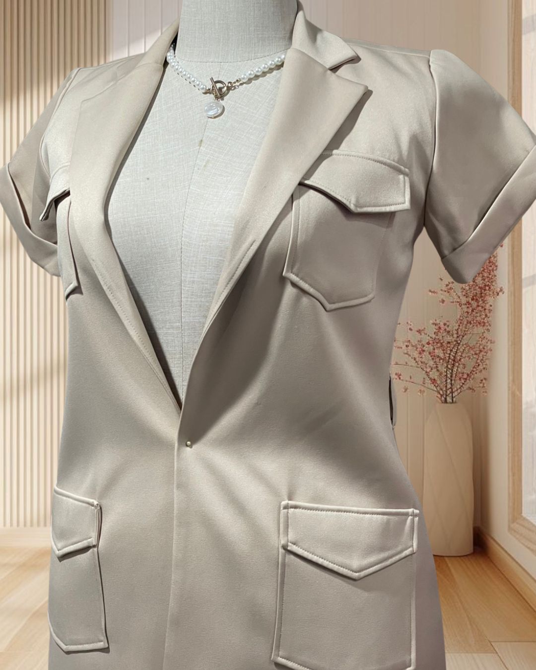 (PRE-LOVED) เสื้อคลุมคอปกแต่งกระเป๋าสีครีม ไซส์ L