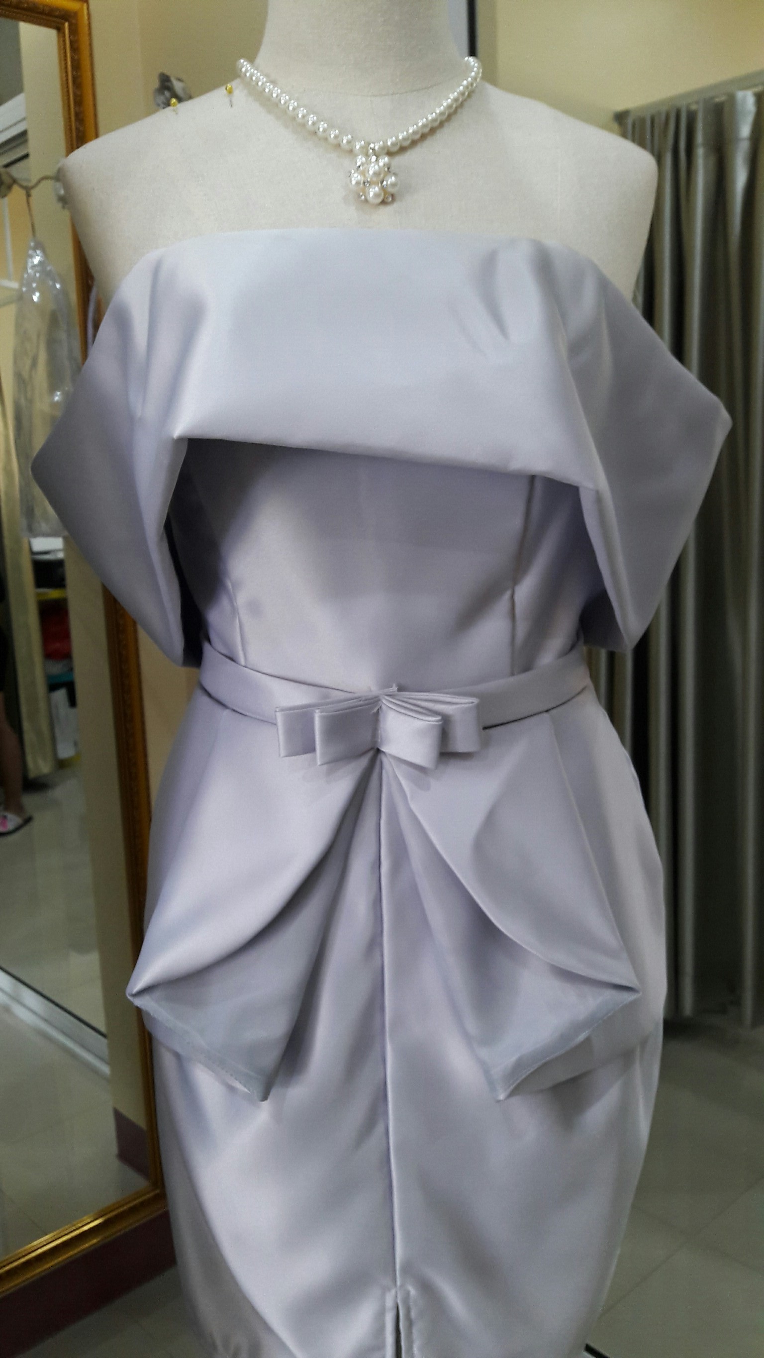 (PRE-LOVED) ราตรีสั้นสีเทาปาดไหล่เอวโบว์เเต่งจีบ(ฟรีไซส์)