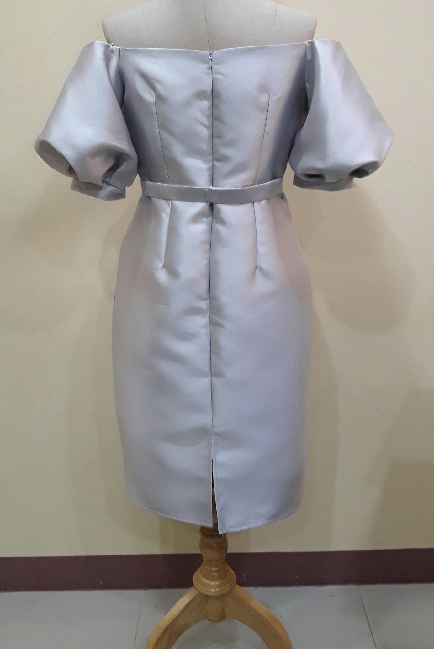 (PRE-LOVED) ชุดราตรีสั้นสีเทาเเขนตุ๊กตา-เข็มขัดโบว์ (Size : L)