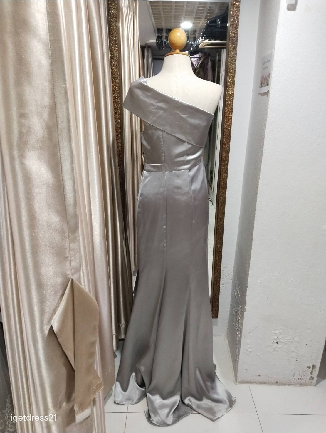 (PRE-LOVED) ราตรียาวสีเทาเปิดบ่าข้างแต่งจีบเอว L