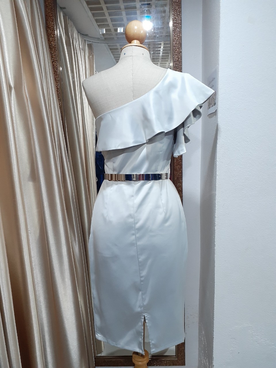 (PRE-LOVED) ชุดราตรีสั้นสีเทา บ่าเฉี่ยงระบาย (S)