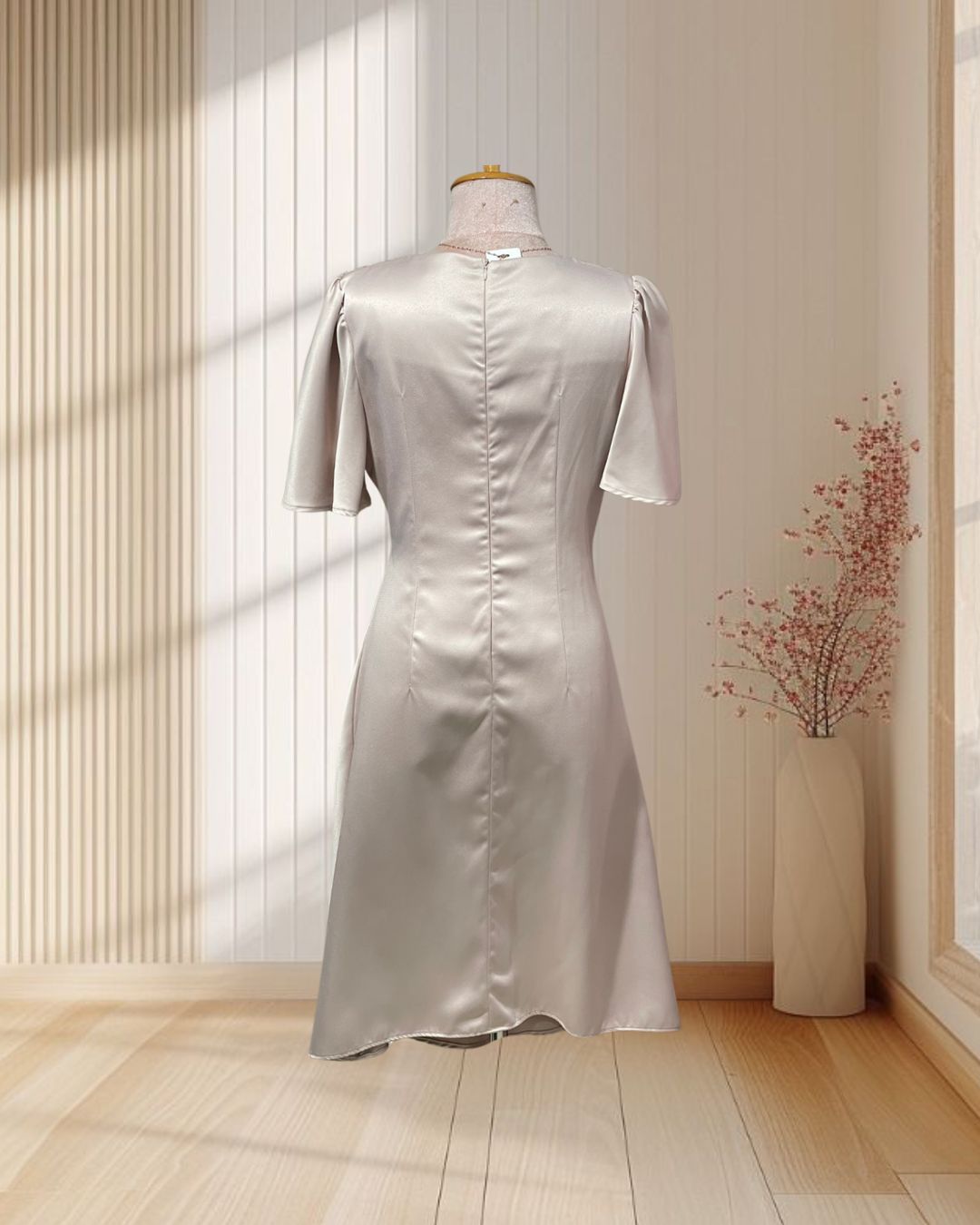 (PRE-LOVED) ราตรีสั้นสีครีม แขนกระดิ่ง กระโปรงบาน ไซส์ M