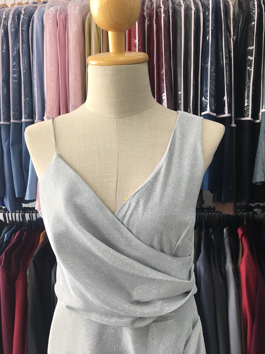 (PRE-LOVED) ราตรียาวสีเงินกลิตเตอร์แขนกุดและสายเดี่ยว(L)