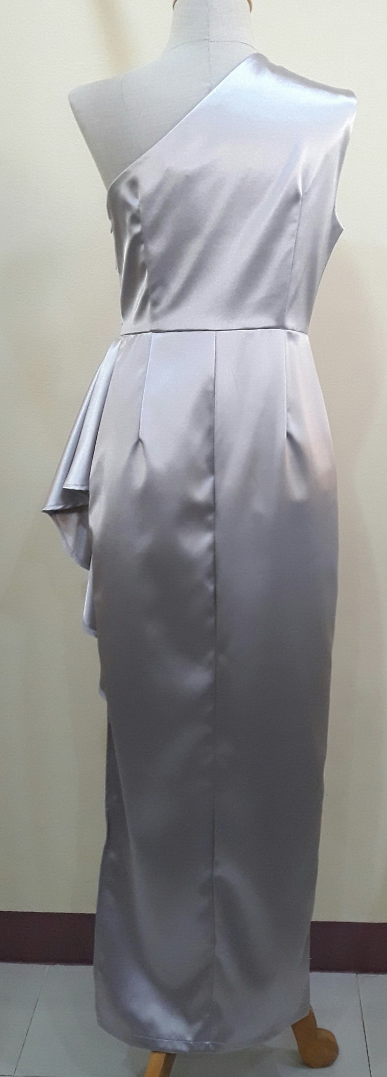 (PRE-LOVED) ชุดราตรียาวสีเทาบ่าเบี่ยงจีบสะโพก (Size : M)