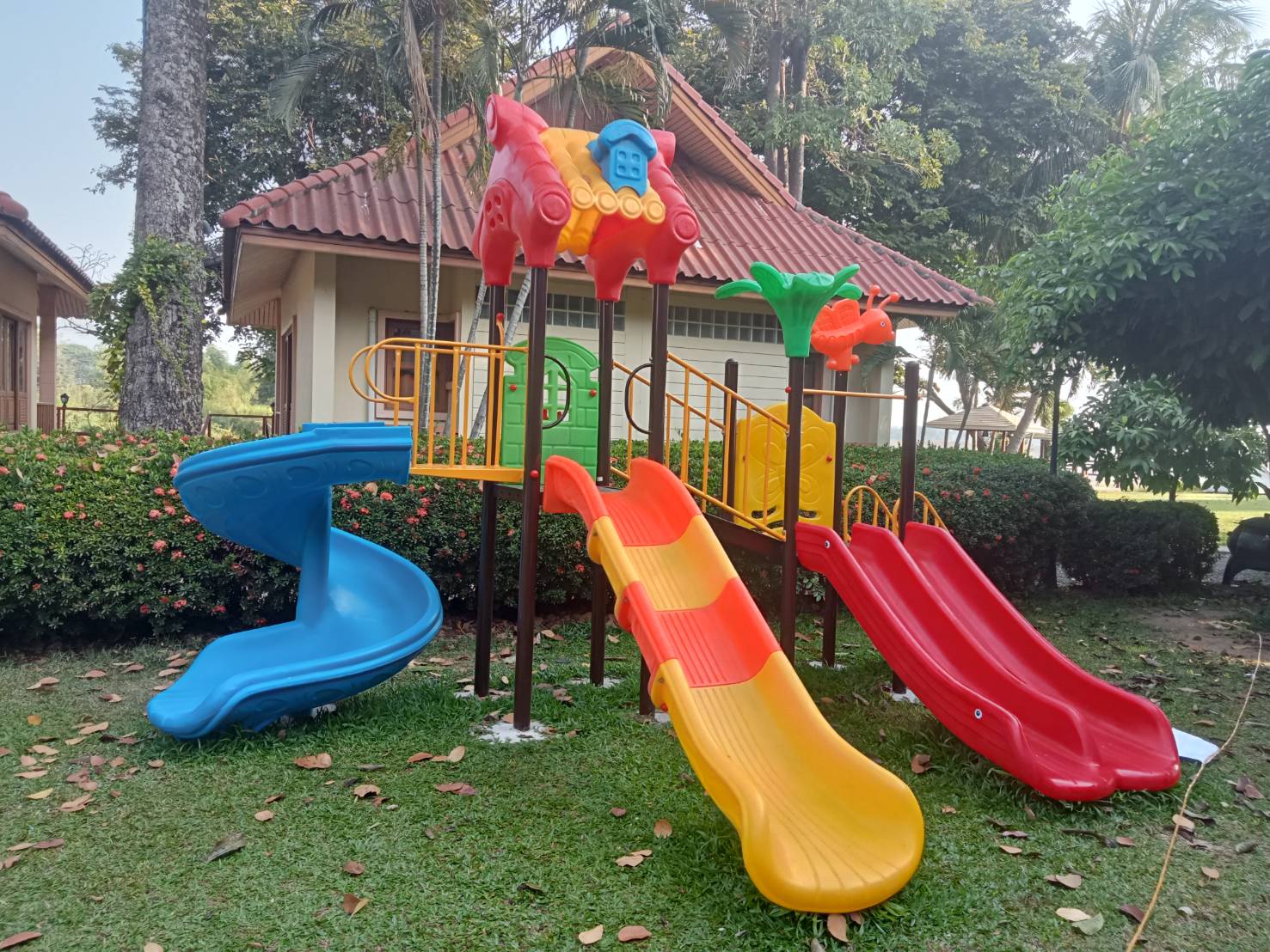 เครื่องเล่นสนามกลางแจ้ง ชุด หลังคาน้อยแสนซน
