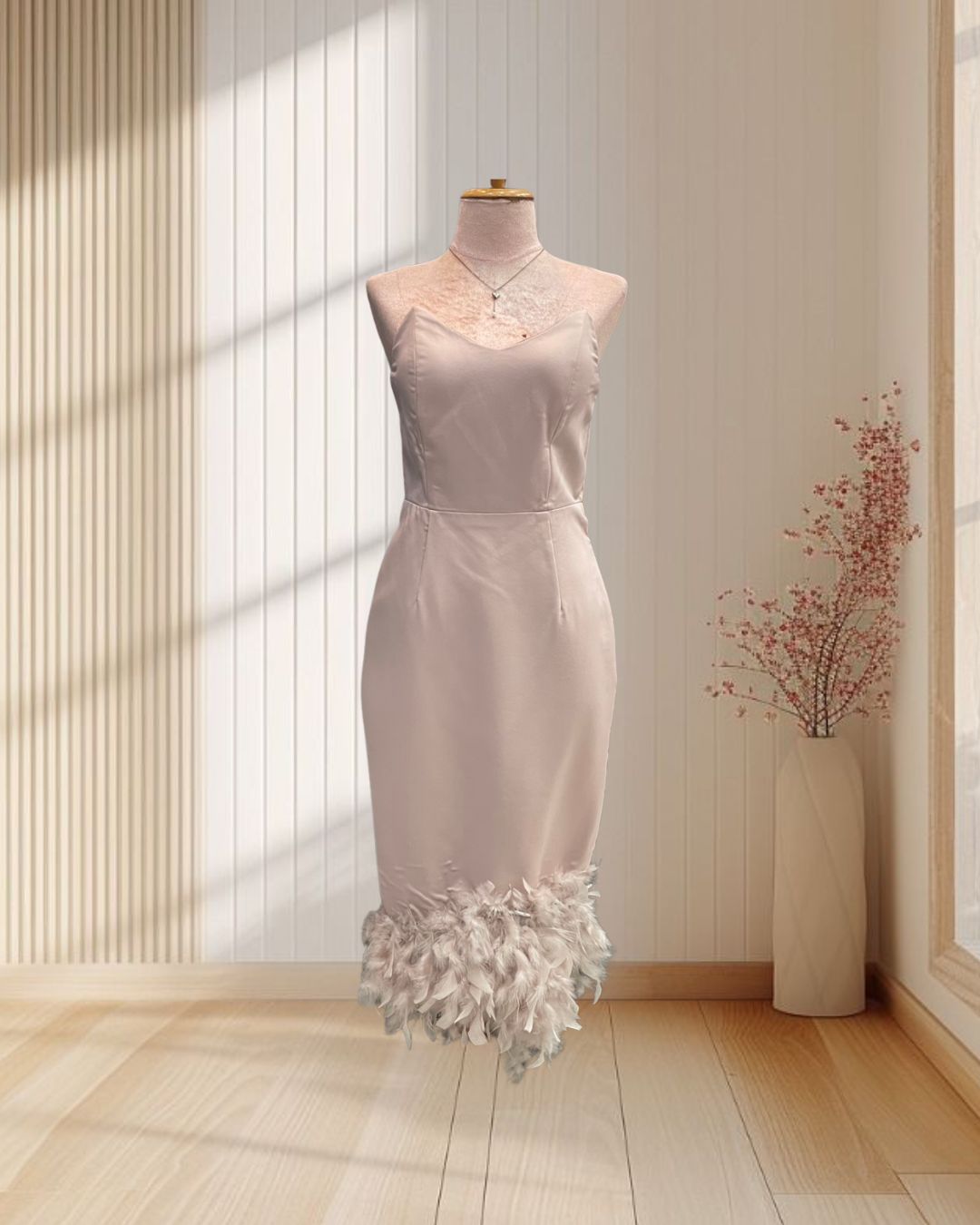 (PRE-LOVED) ราตรีสั้นสีน้ำตาลโอวัลติน เกาะอก ชายกระโปรงแต่งขนนก ไซส์ M