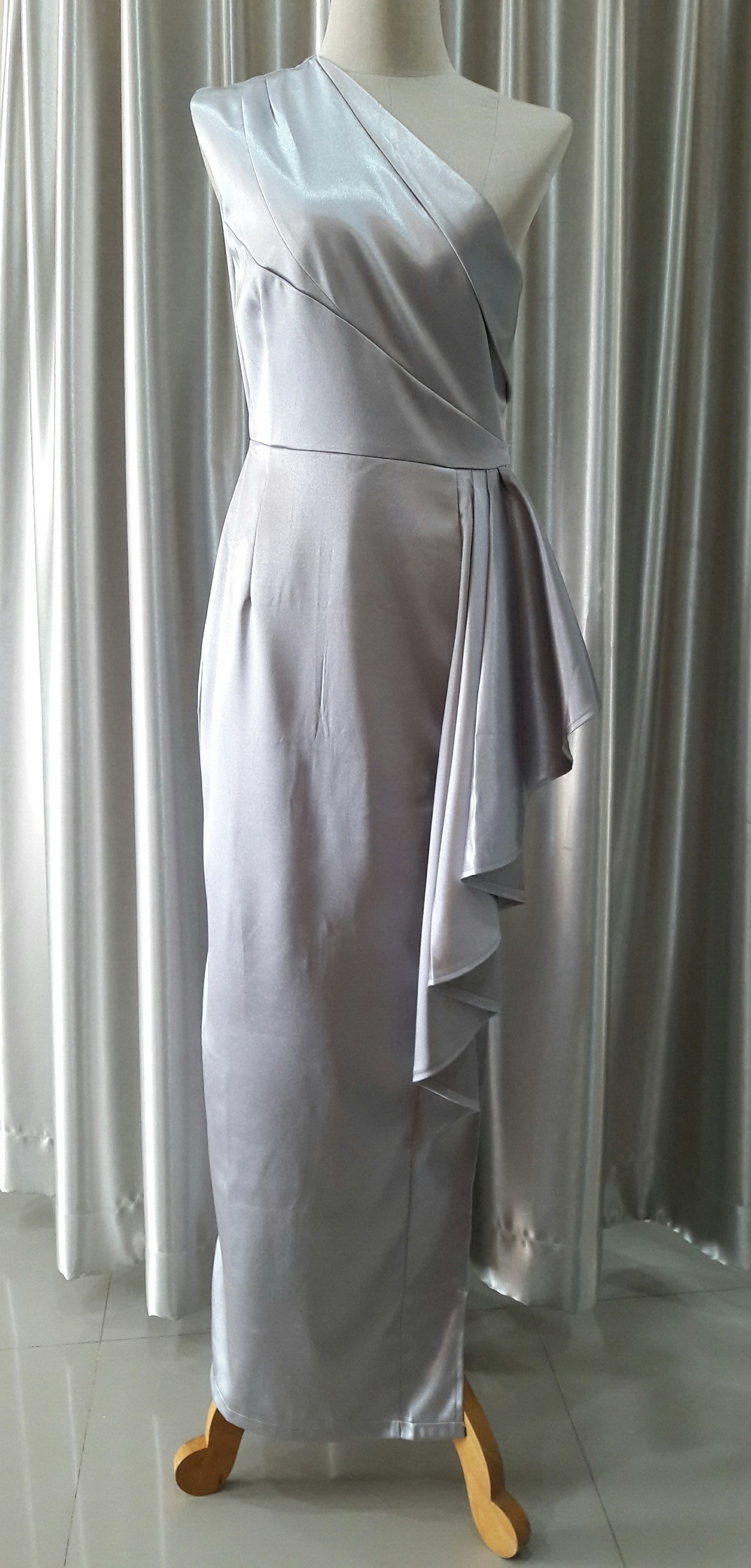 ชุดราตรียาวสีเทา (M) มือ2