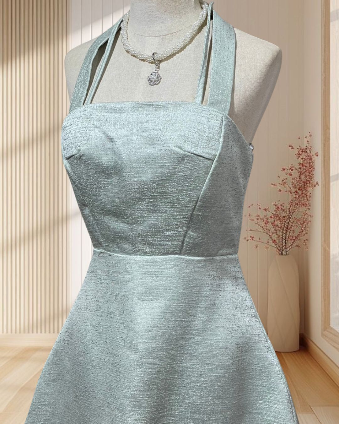 (PRE-LOVED) เดรสสั้นสีเขียวหยก งานคล้องคอ ผ้าเงา ไซส์ S