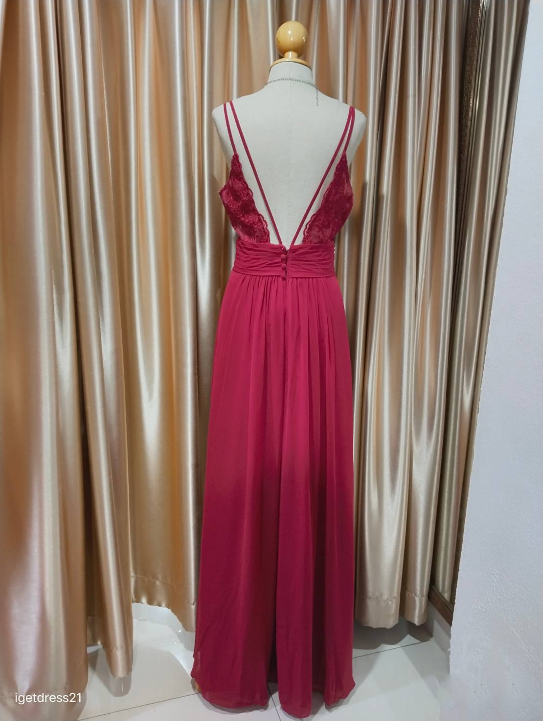 (PRE-LOVED) ชุดราตรียาวสายเดี่ยวสีแดง ด้านหลังลูกไม้ L