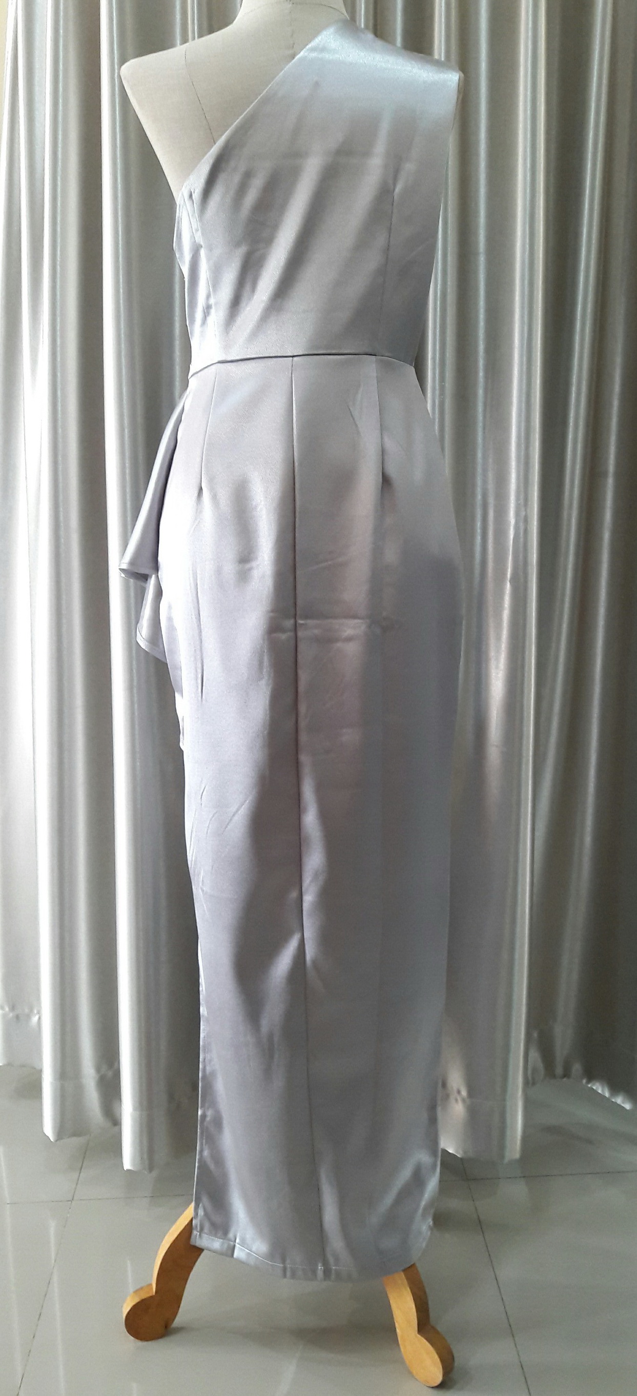 (PRE-LOVED) ชุดราตรียาวสีเทา (M)