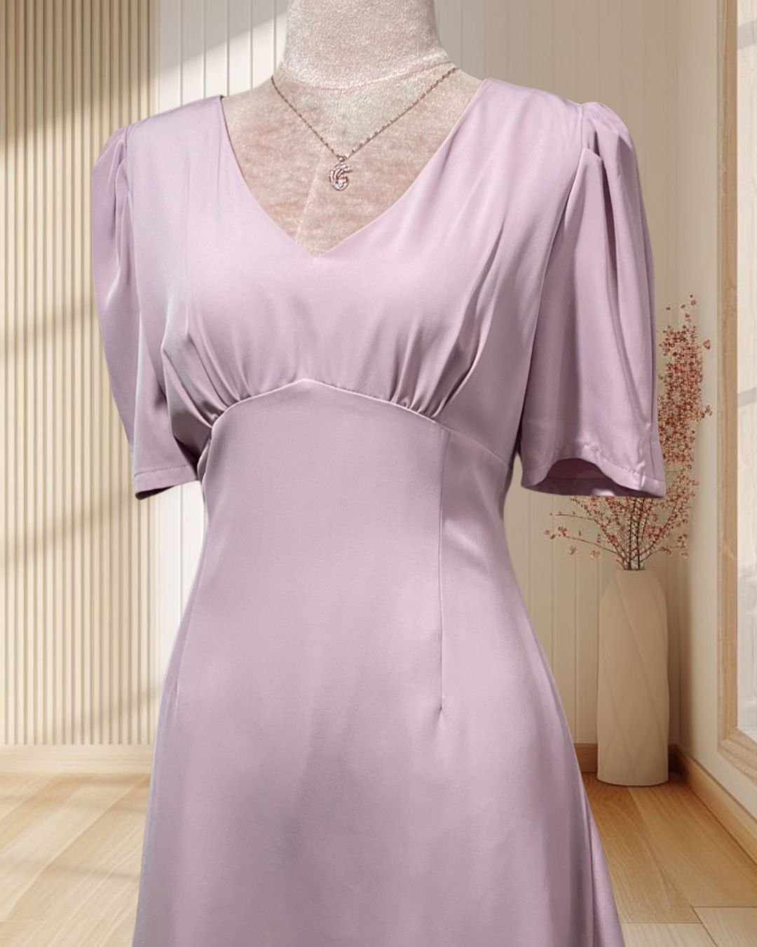 (PRE-LOVED) ราตรีสั้นสีชมพู คอวี ดีเทลจีบแขนตุ๊กตา เอวตีเกร็ดหน้า ผ้าเครปเกาหลี ไซส์ L