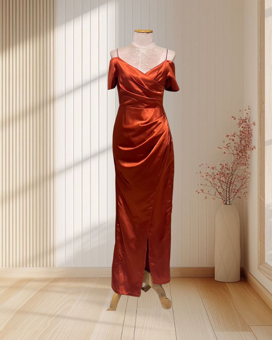 (PRE-LOVED) ราตรียาวสีส้มอิฐแขนสั้น ป้ายอกผ้าเปเป้สีสายเดี่ยว(S)