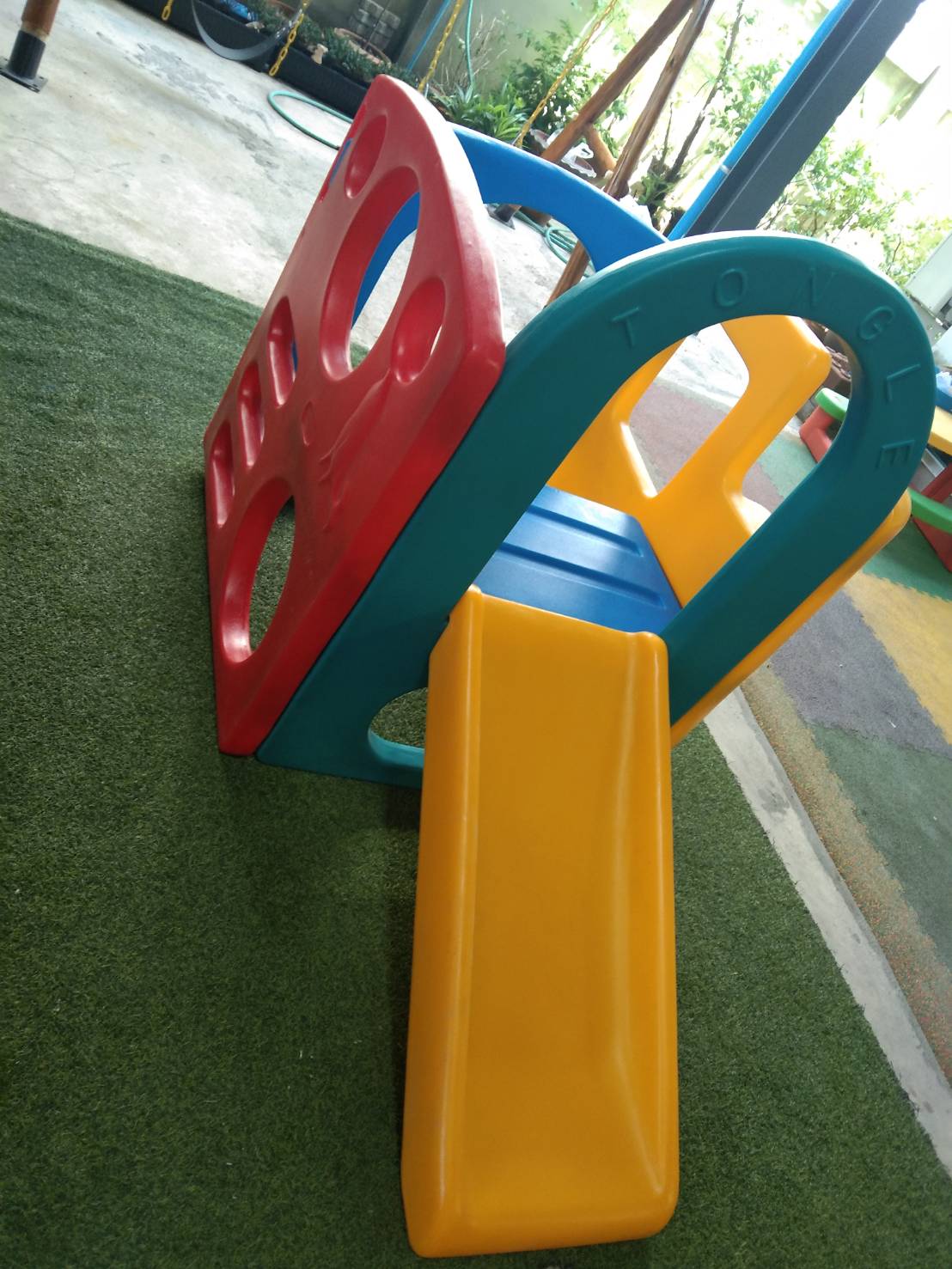 ปีนป่ายสไลด์หลากสี