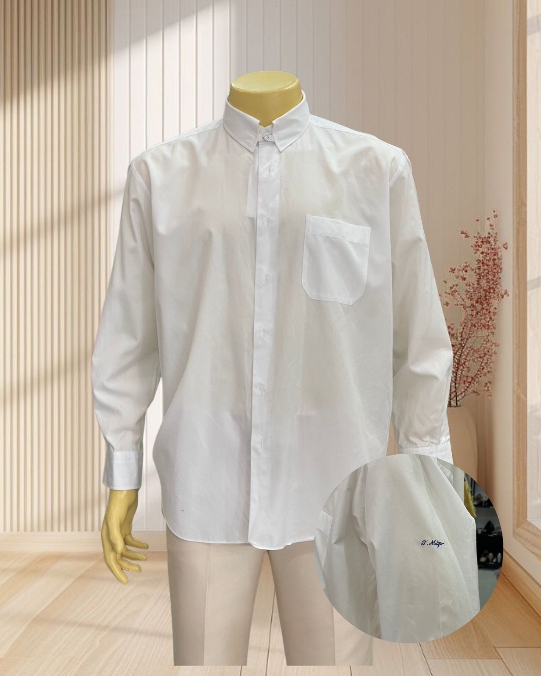 เสื้อเชิตคอปก สีขาว แต่งกระดุทที่คอ ปักแขนรูปตัว M งานป้าย Pieer Cabdin ไซส์ 5XL