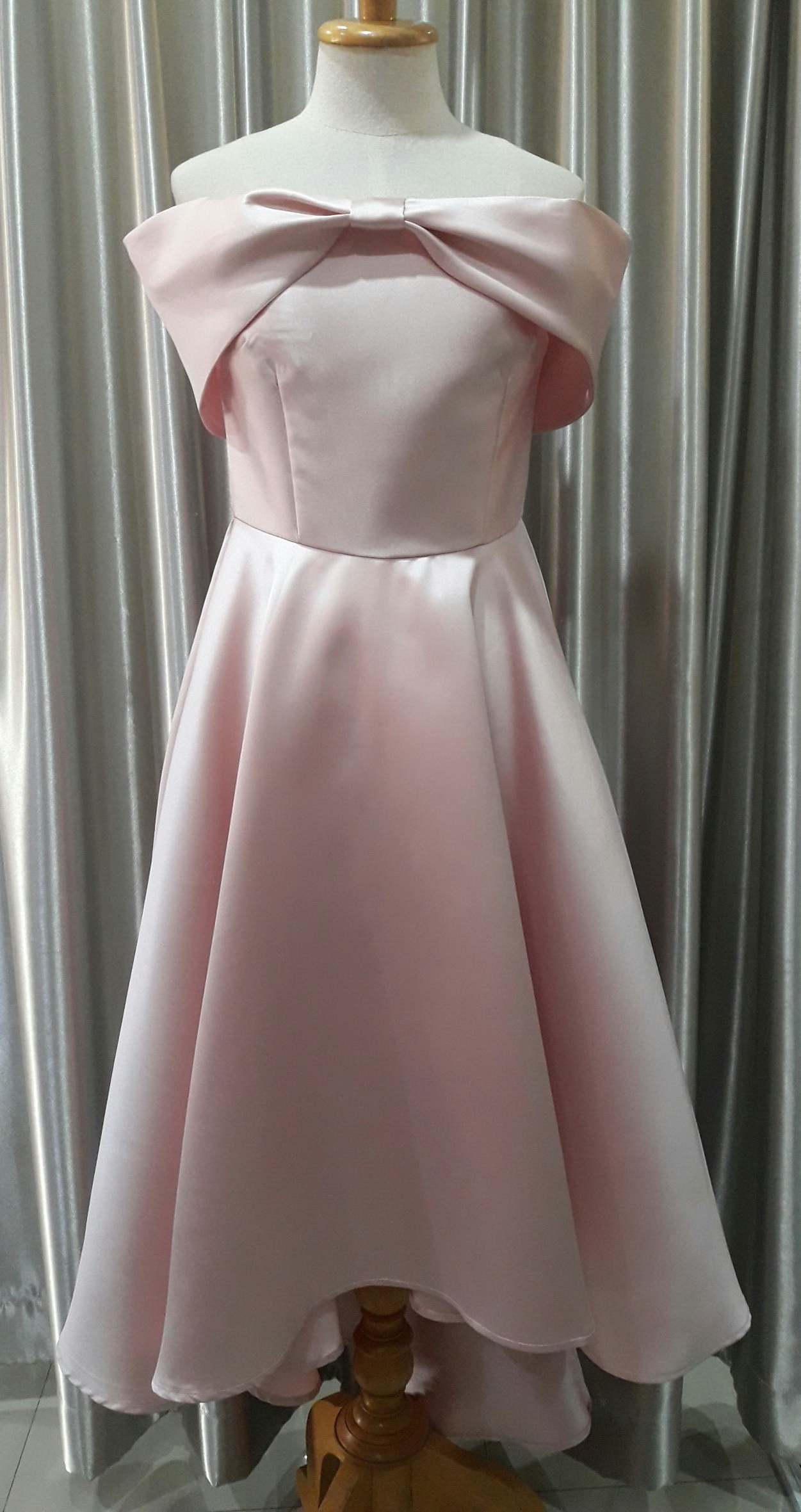 ชุดราตรีสั้นสีชมพูเปิดบ่าเดรปโบว์ Size : M