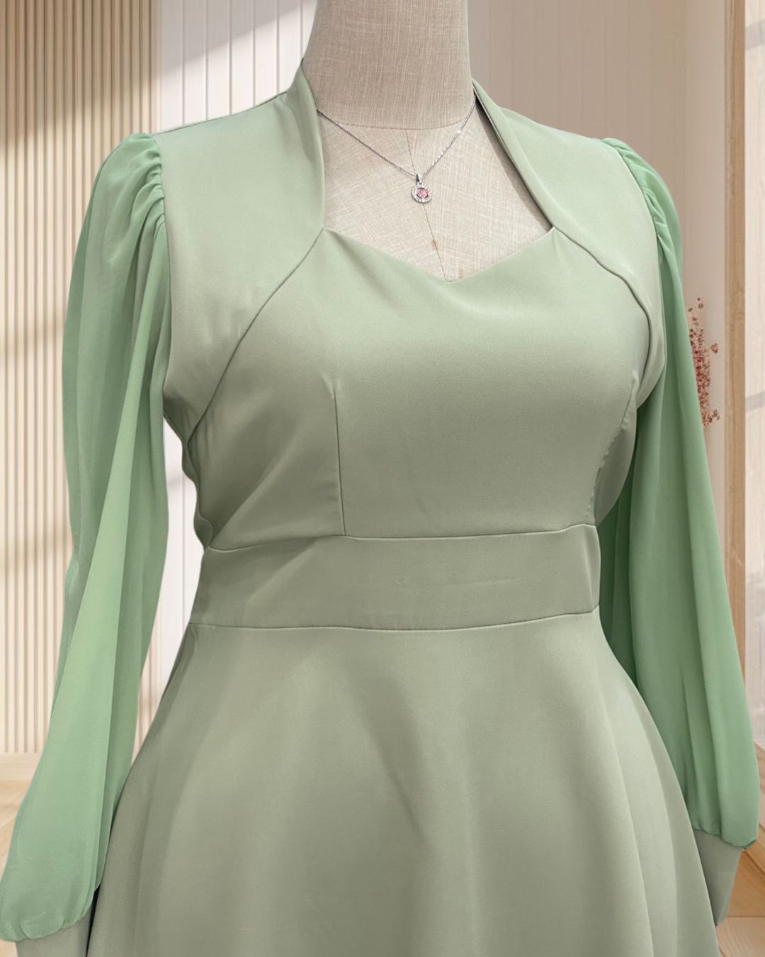 (PRE-LOVED) ราตรีสั้นสีเขียว แขนยาวผ้าชีฟอง แต่งปกบางๆ ไซส์ 2XL