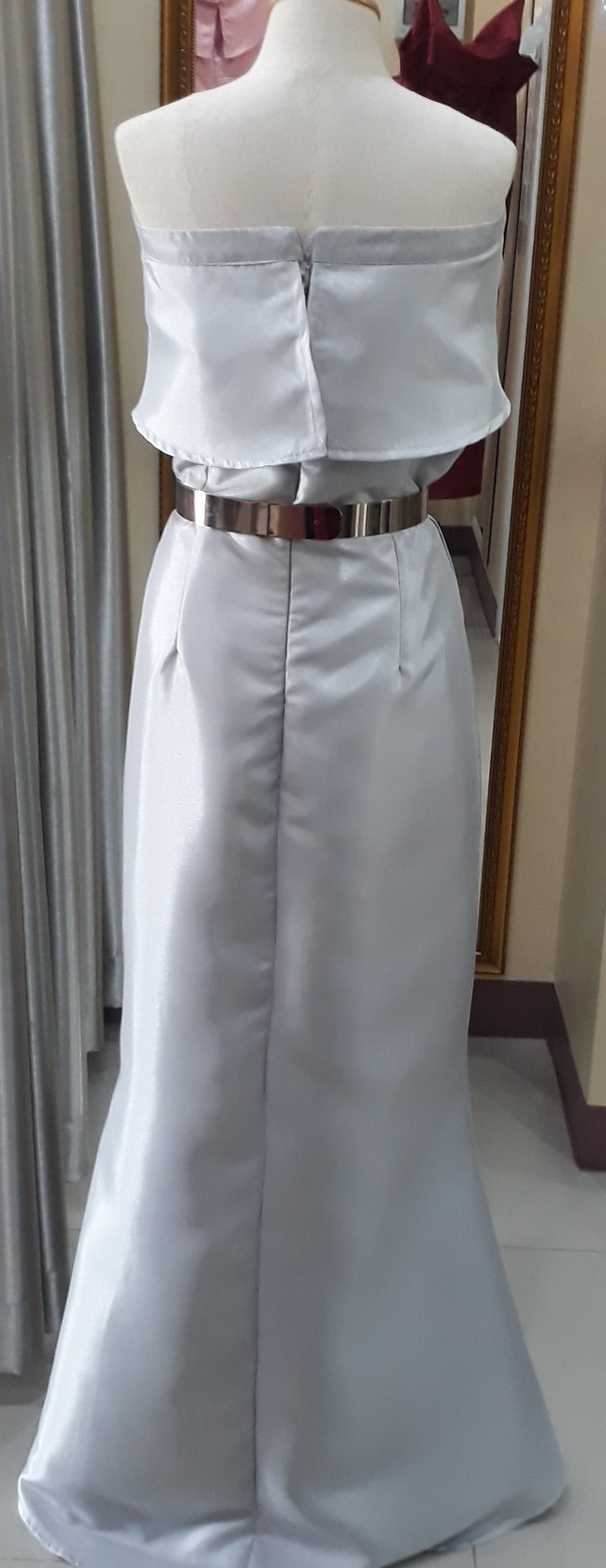 (PRE-LOVED) ชุดราตรียาวสีเทาเปิดไหล่อกระบาย (XL)