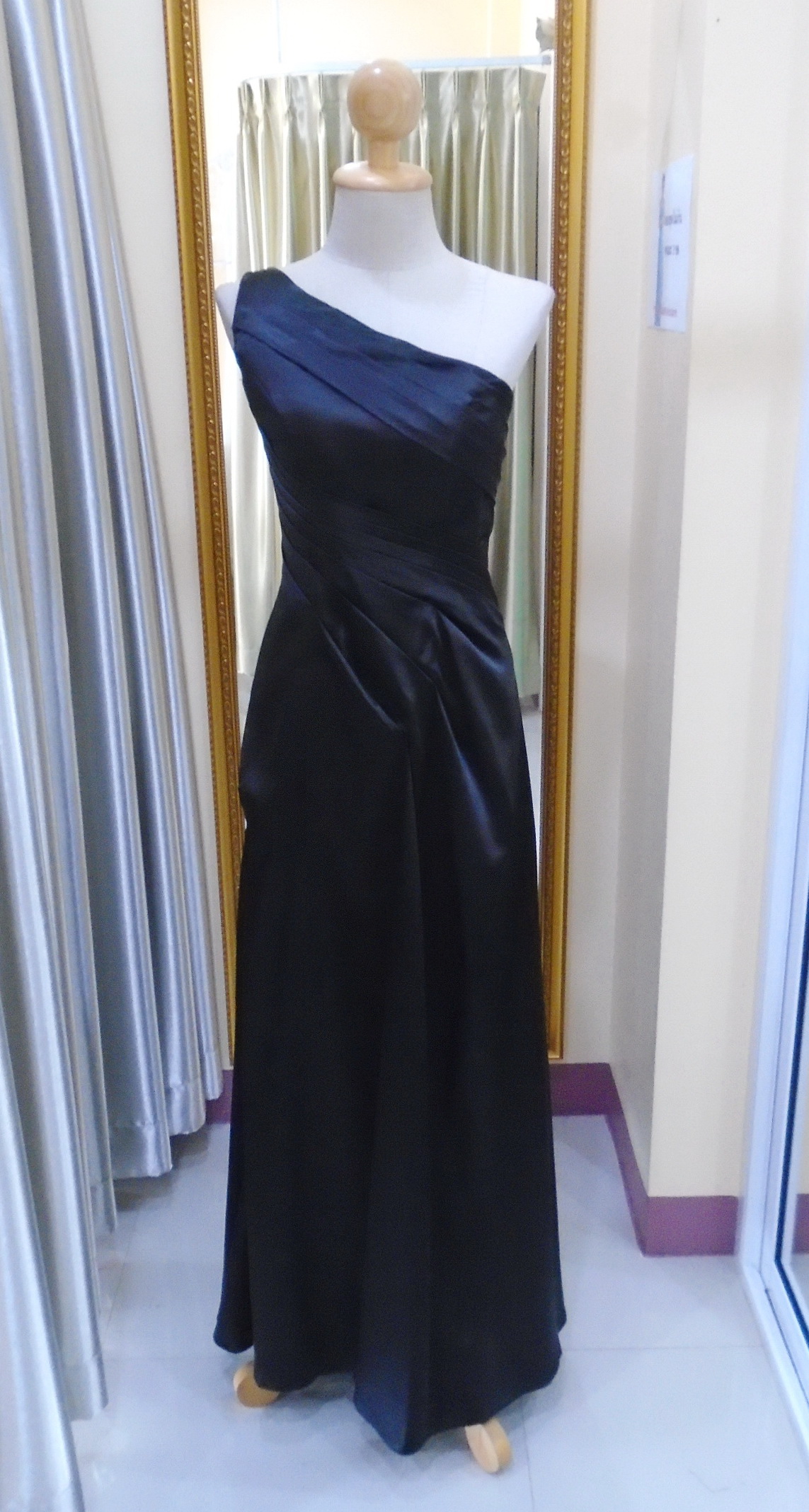 (PRE-LOVED) ราตรียาวสีดำสานหลังไหล่เดียวผ้ามัน(ฟรีไซส์) มือ2