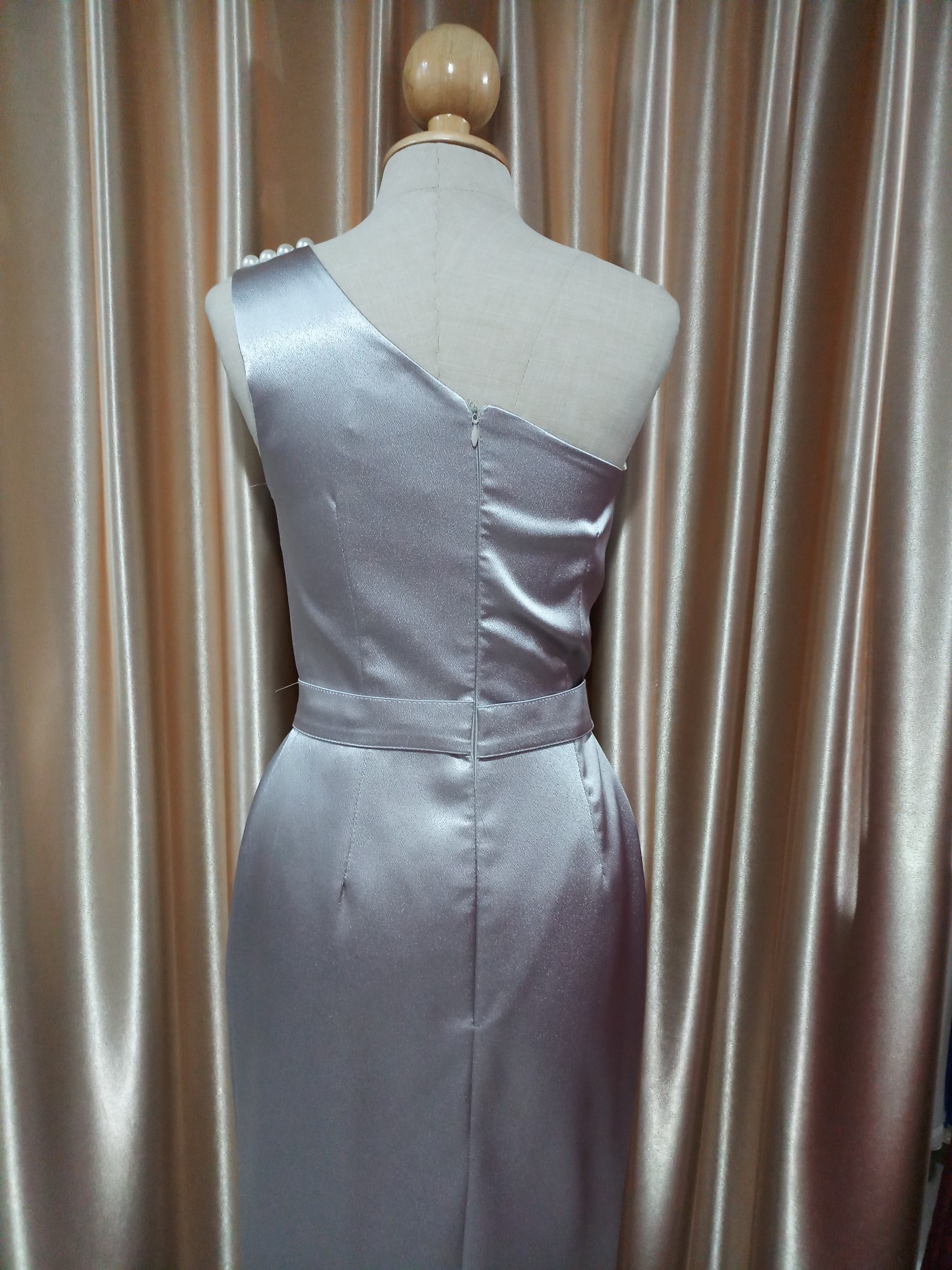 (PRE-LOVED) ชุดยาวไหล่เบี่ยงมีมุก สีเทา ไซส์S มือ2