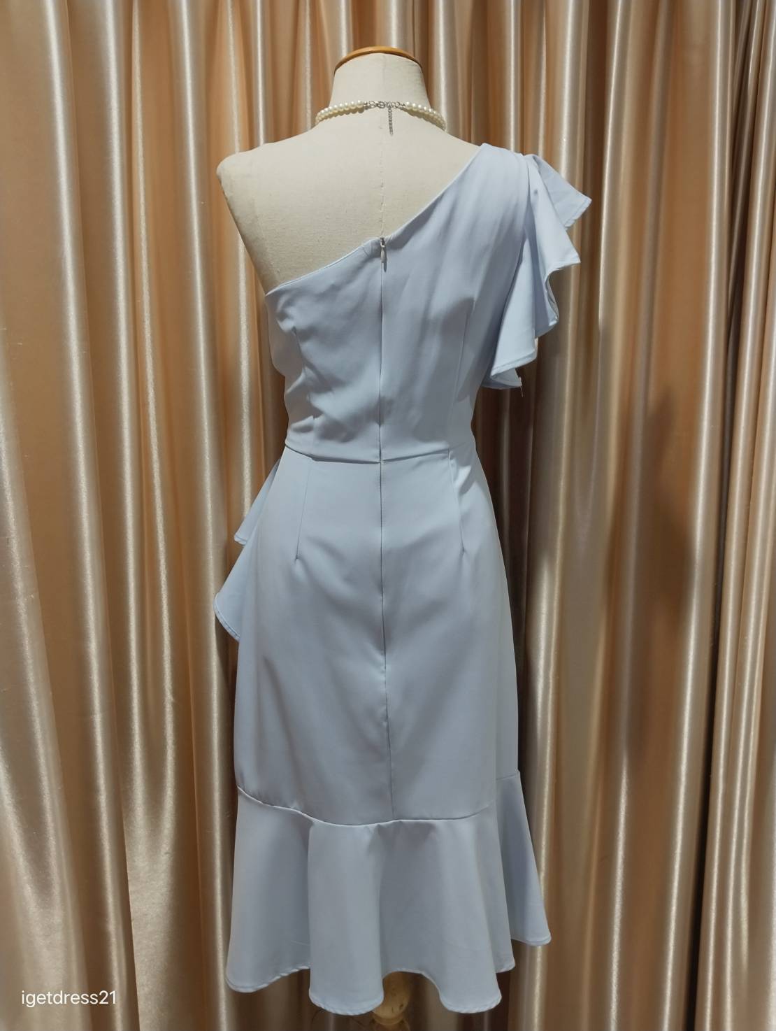 (PRE-LOVED) สั้นบ่าเบี่ยงระบายสีฟ้า (M)