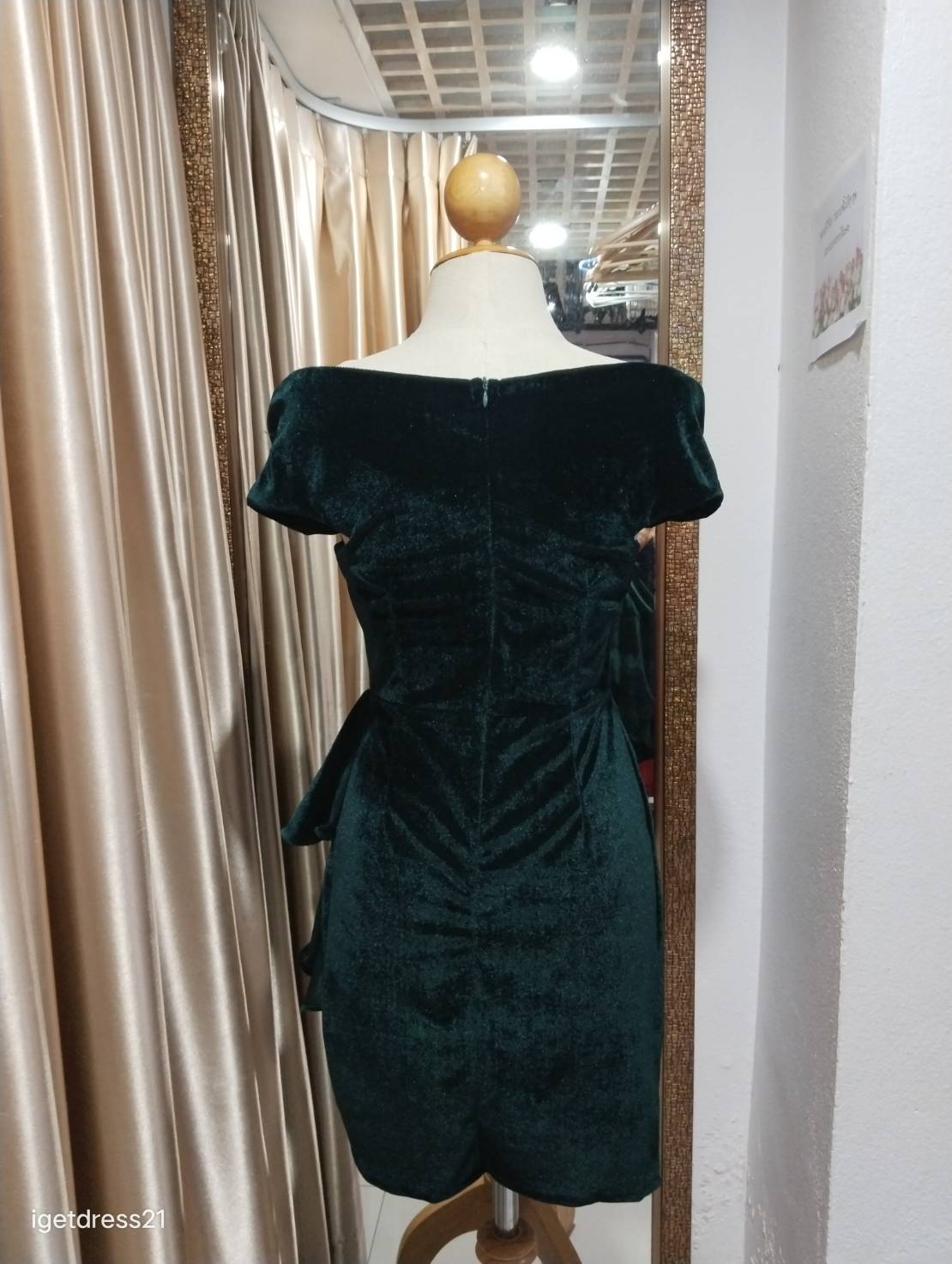 (PRE-LOVED) ราตรีสั้นสีเขียวกำมะหยี่ปาดไหล่คอวี S