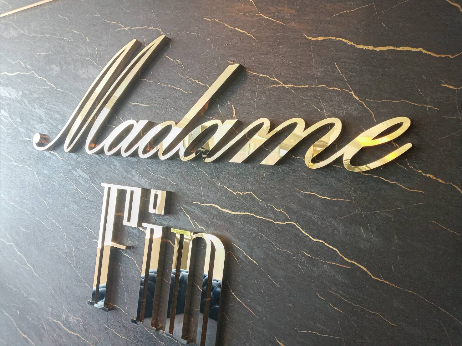 ป้ายสแตนหน้าเงา Madame Fin