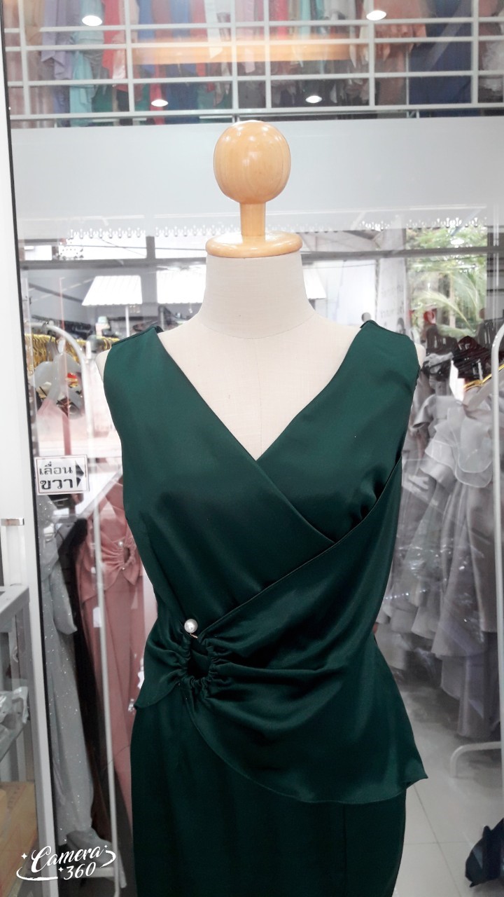 (PRE-LOVED) ราตรียาวสีเขียวแขนกุดเข็มกลัดเอว (อก36 เอว30 สะโพก38)