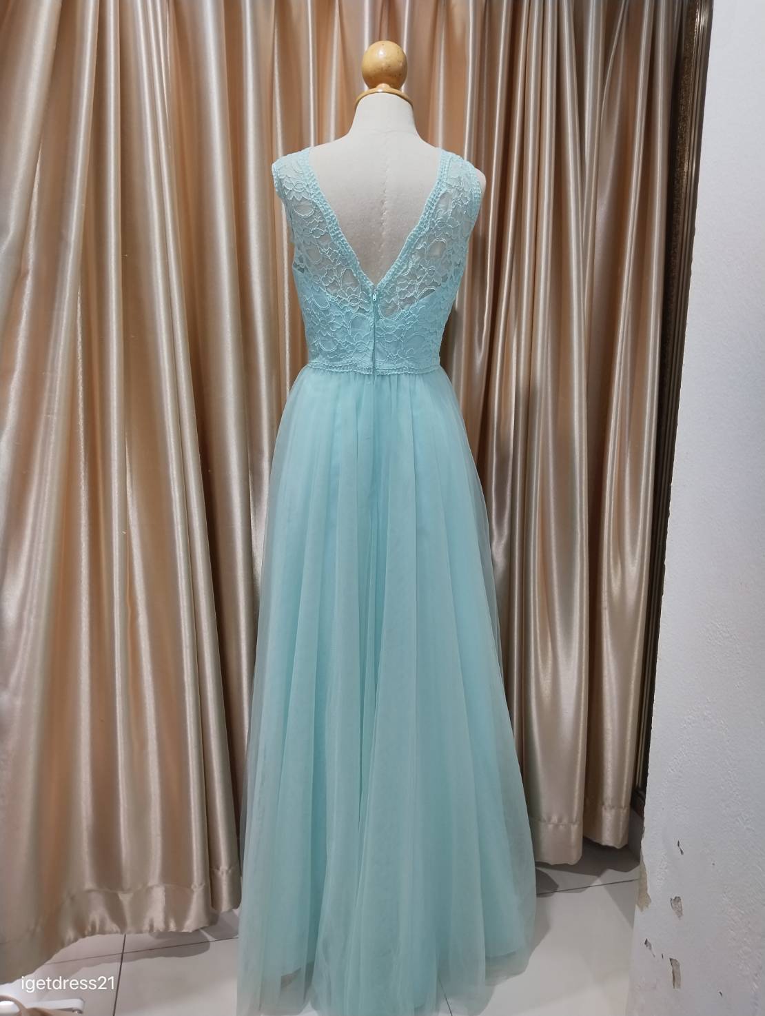 (PRE-LOVED) ชุดราตรียาวลูกไม้ผ้ามุ้ง สีเขียวมิ้น L