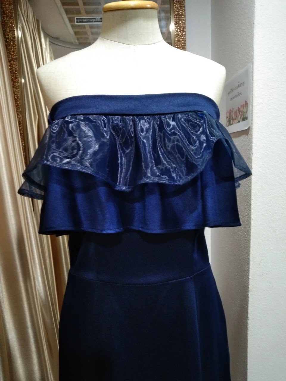 (PRE-LOVED) ราตรีสั้นปาดไหล่ผ้าแก้วอกระบาย สีกรม (M)