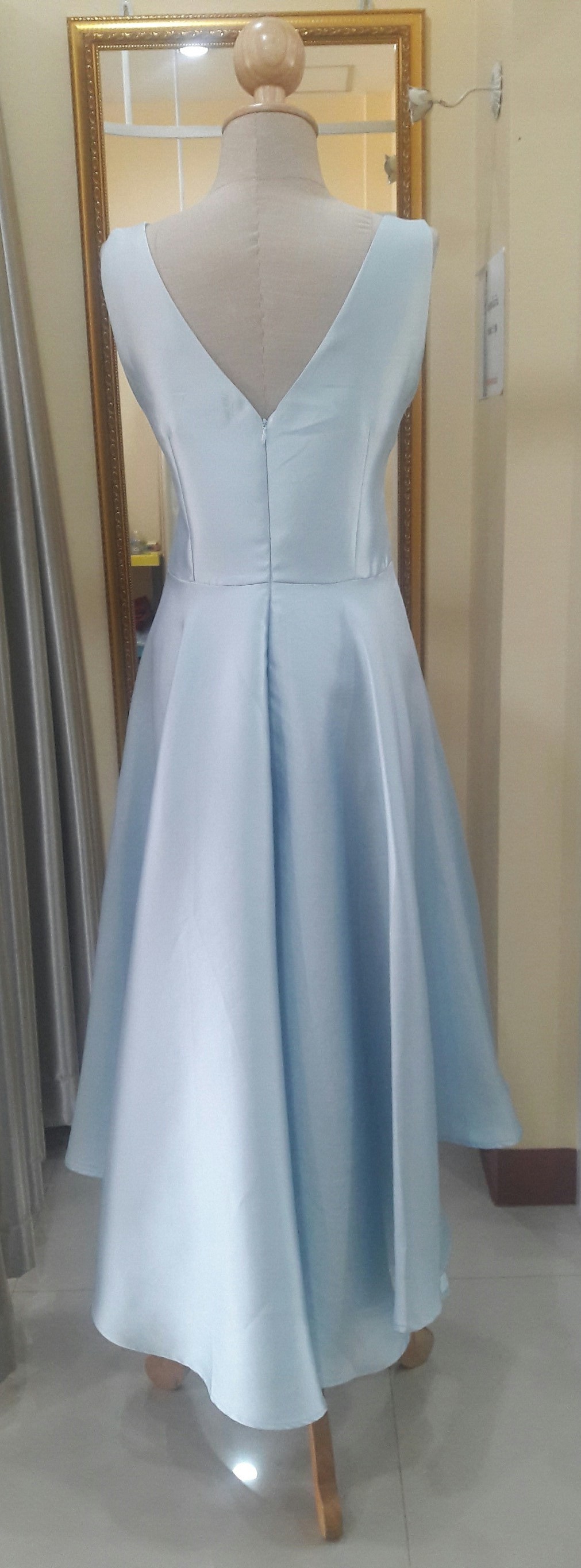 (PRE-LOVED) ราตรีสั้นสีฟ้าเเขนกุดย้อยหลัง(L)