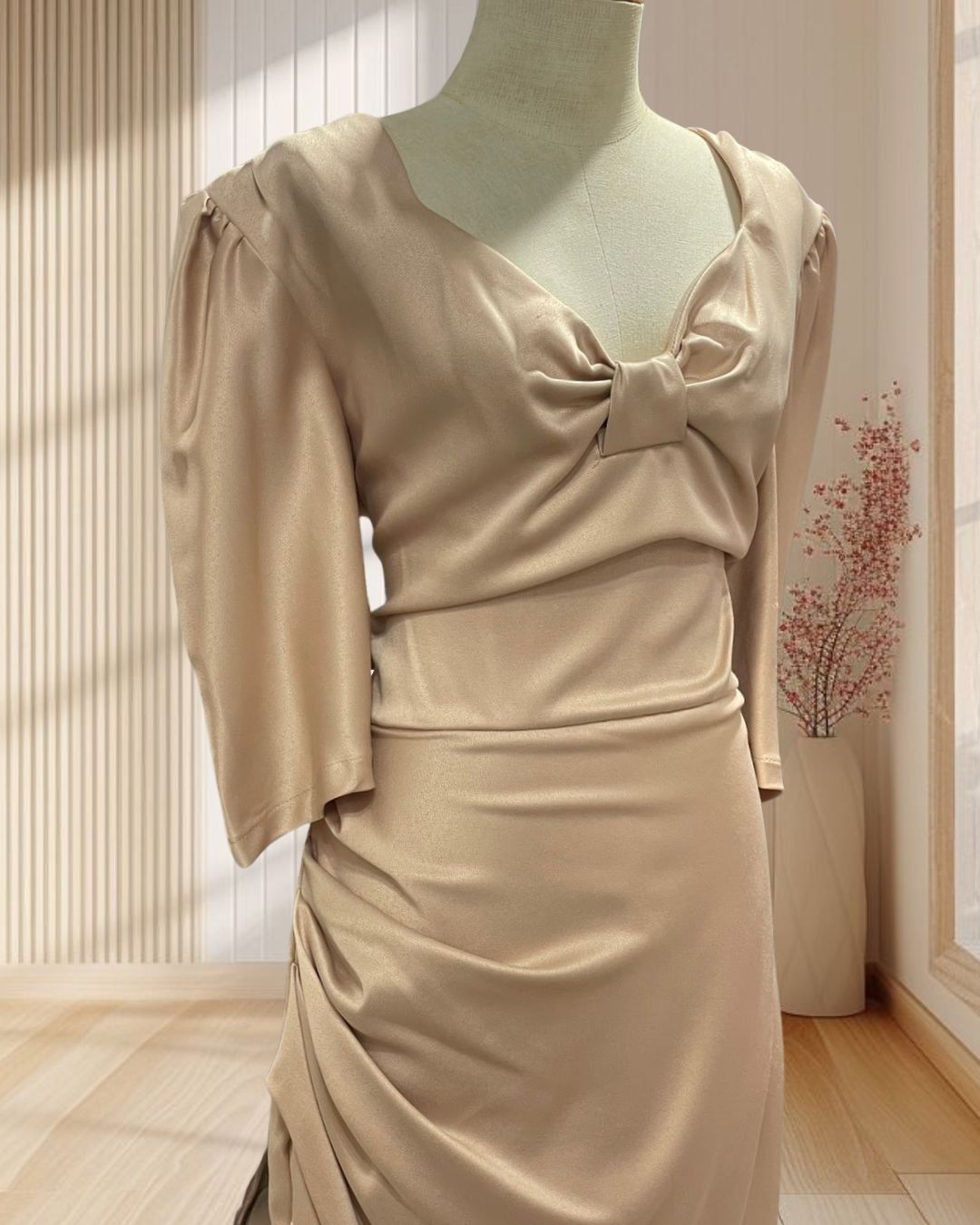 (PRE-LOVED) ราตรีสั้นสีเบจ มีแขน แต่งอกโบว์ ไซส์ XL