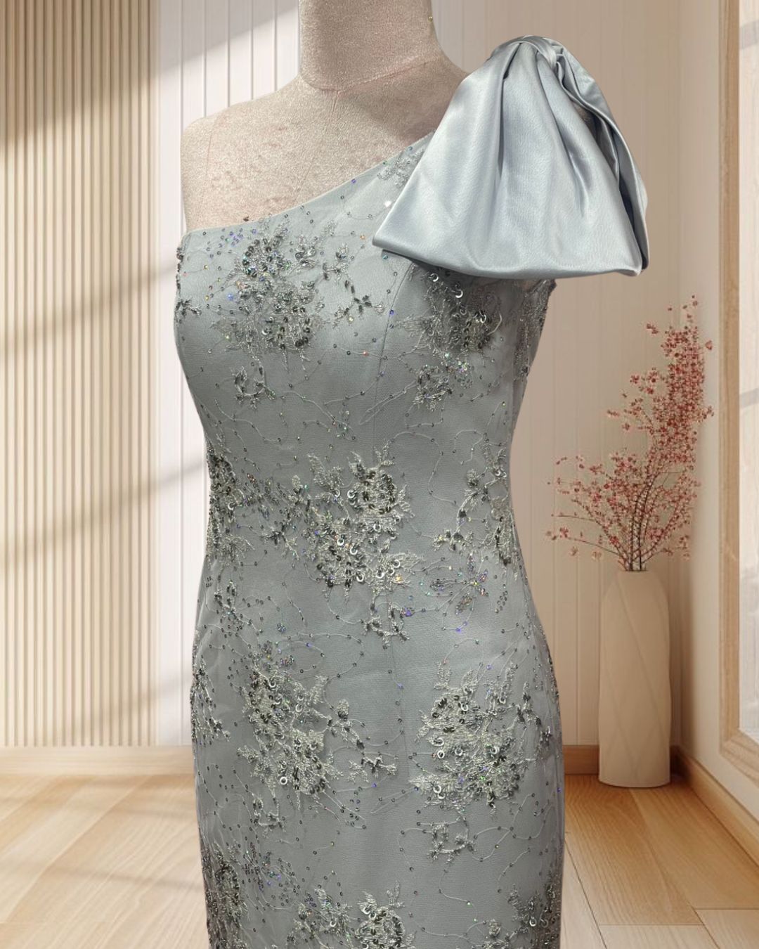 (PRE-LOVED) ราตรีสั้นสีเทา บ่าเฉียงแต่งโบว์ ปักเลื่อม กลิตเตอร์ ไซส์ M